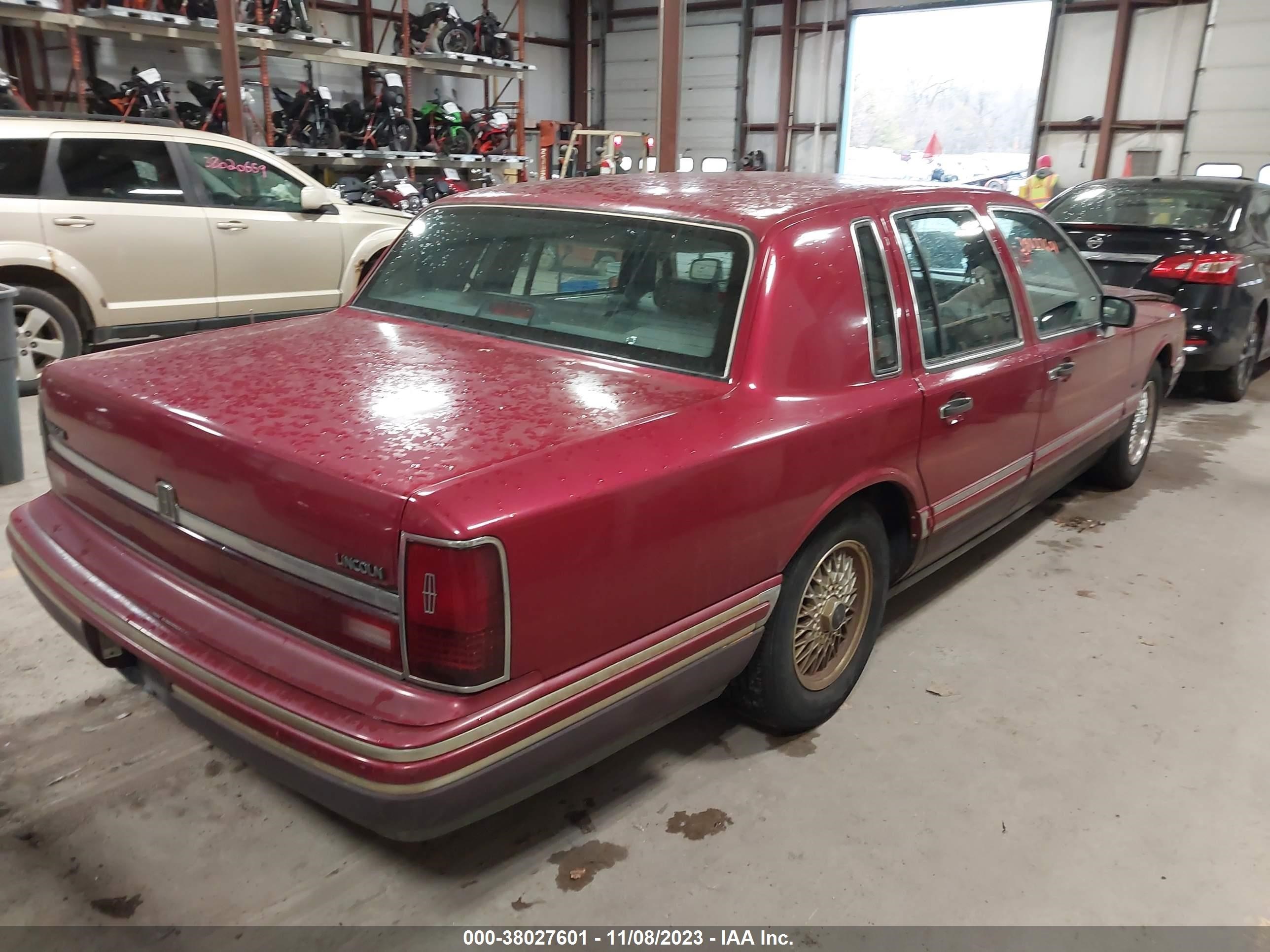 Photo 3 VIN: 1LNLM82W6RY785653 - LINCOLN TOWN CAR 