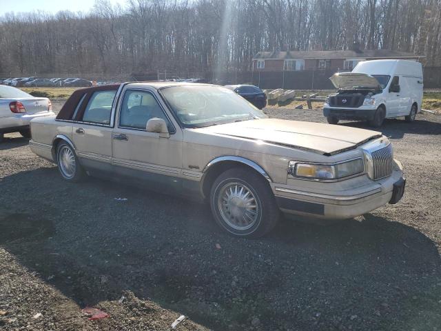 Photo 3 VIN: 1LNLM82W6VY647198 - LINCOLN TOWNCAR 