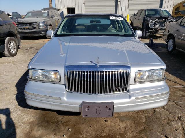 Photo 4 VIN: 1LNLM82W6VY755823 - LINCOLN TOWNCAR 