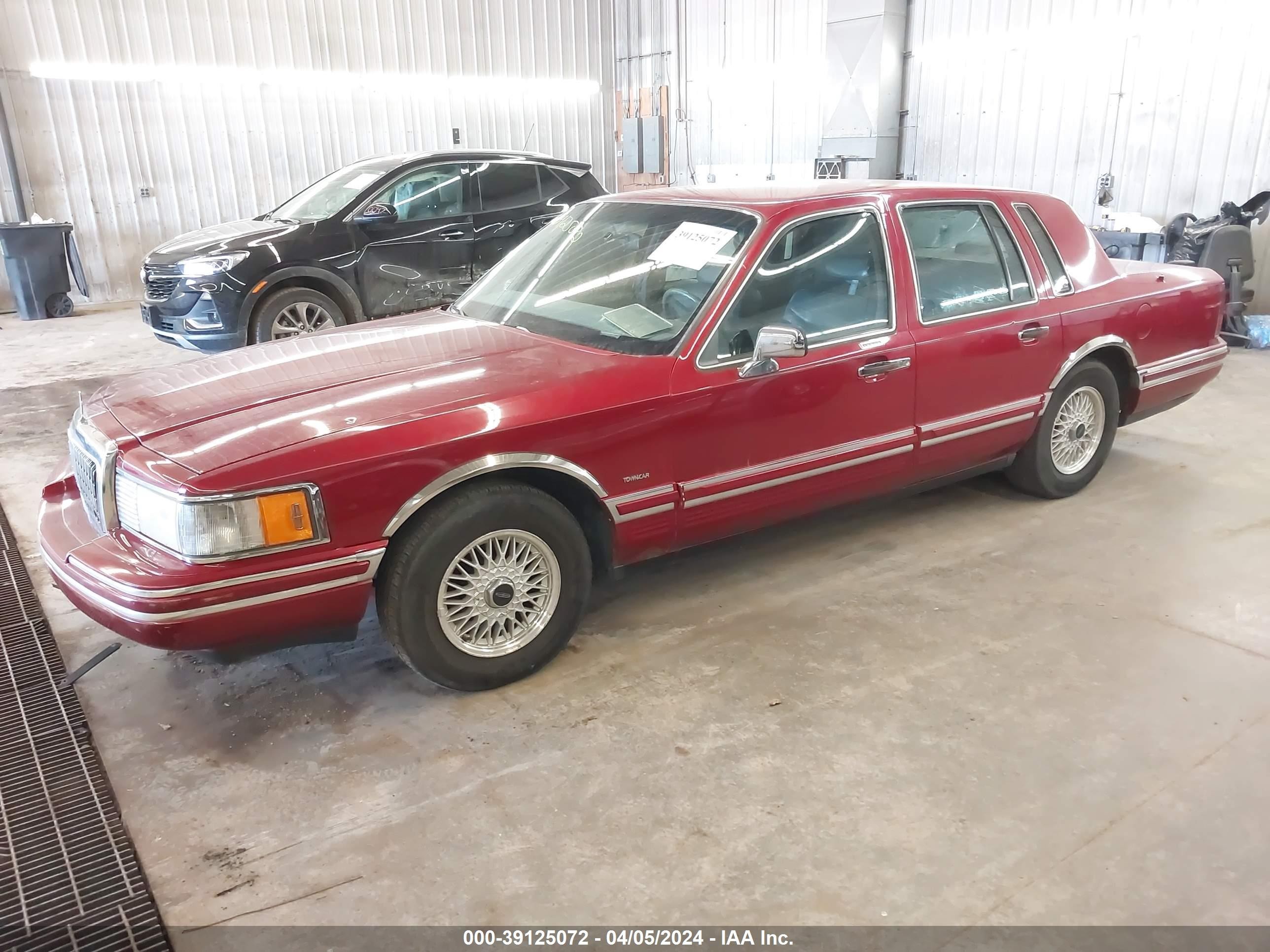 Photo 1 VIN: 1LNLM82W7RY701081 - LINCOLN TOWN CAR 