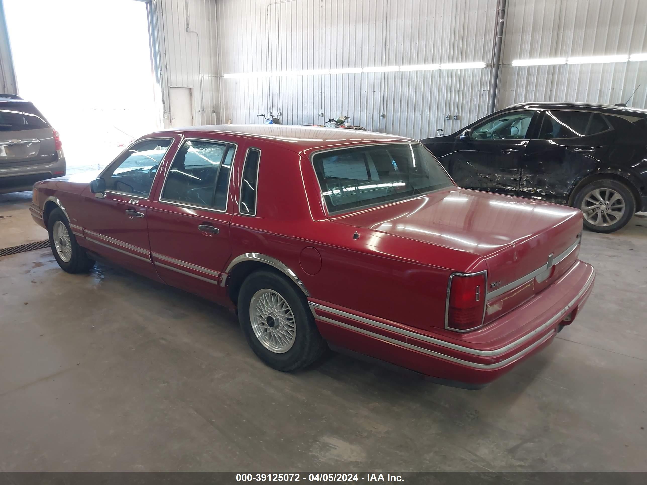 Photo 2 VIN: 1LNLM82W7RY701081 - LINCOLN TOWN CAR 