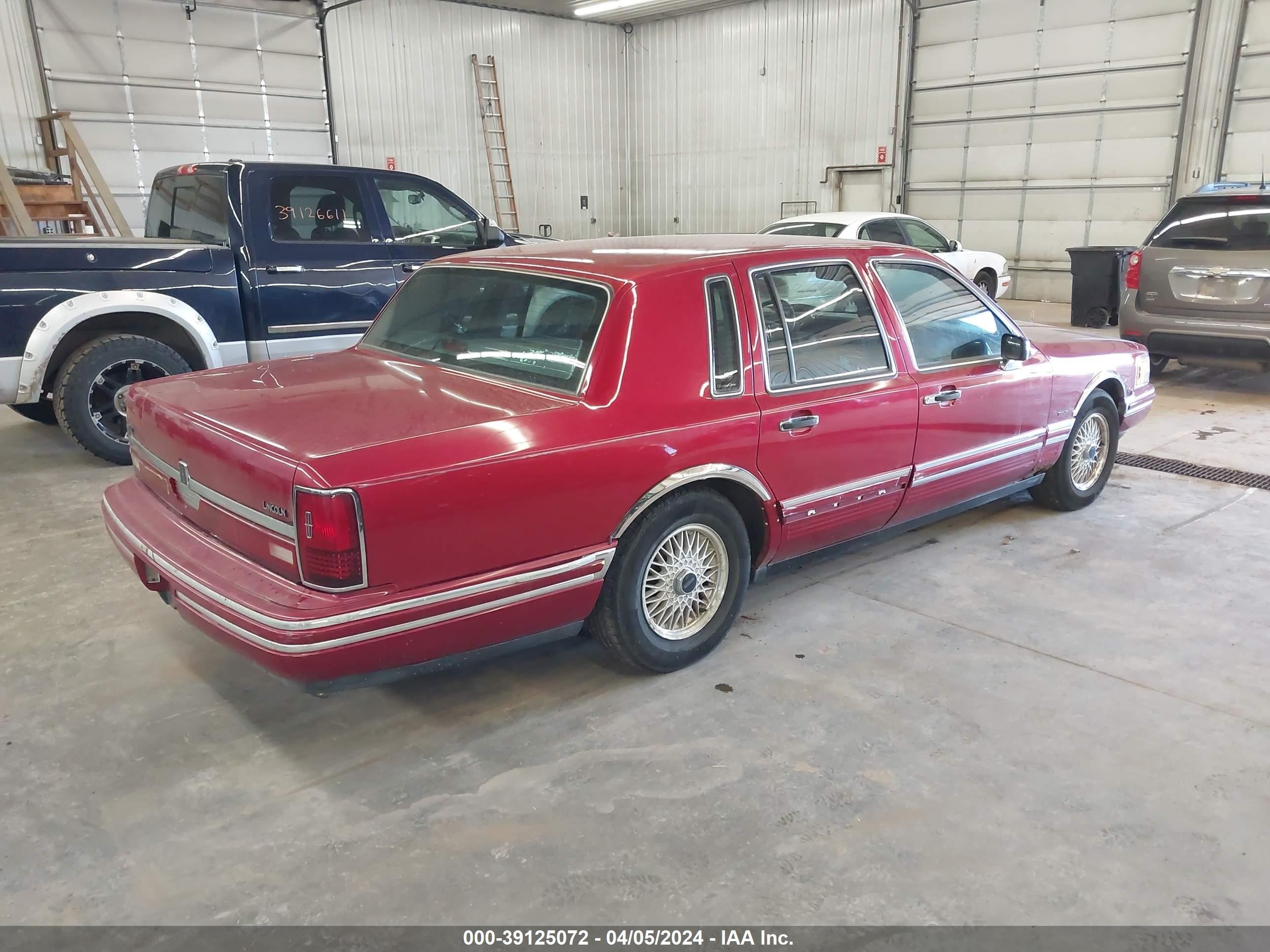 Photo 3 VIN: 1LNLM82W7RY701081 - LINCOLN TOWN CAR 