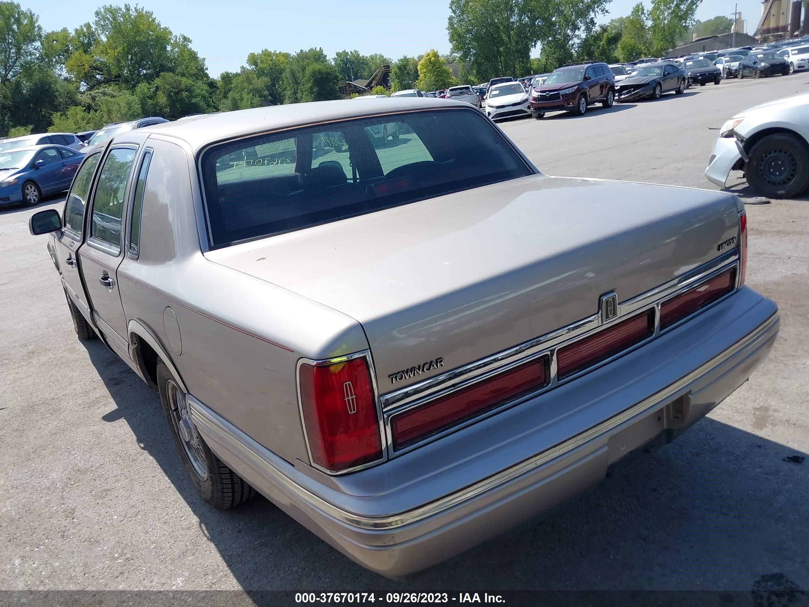 Photo 2 VIN: 1LNLM82W7SY676656 - LINCOLN TOWN CAR 