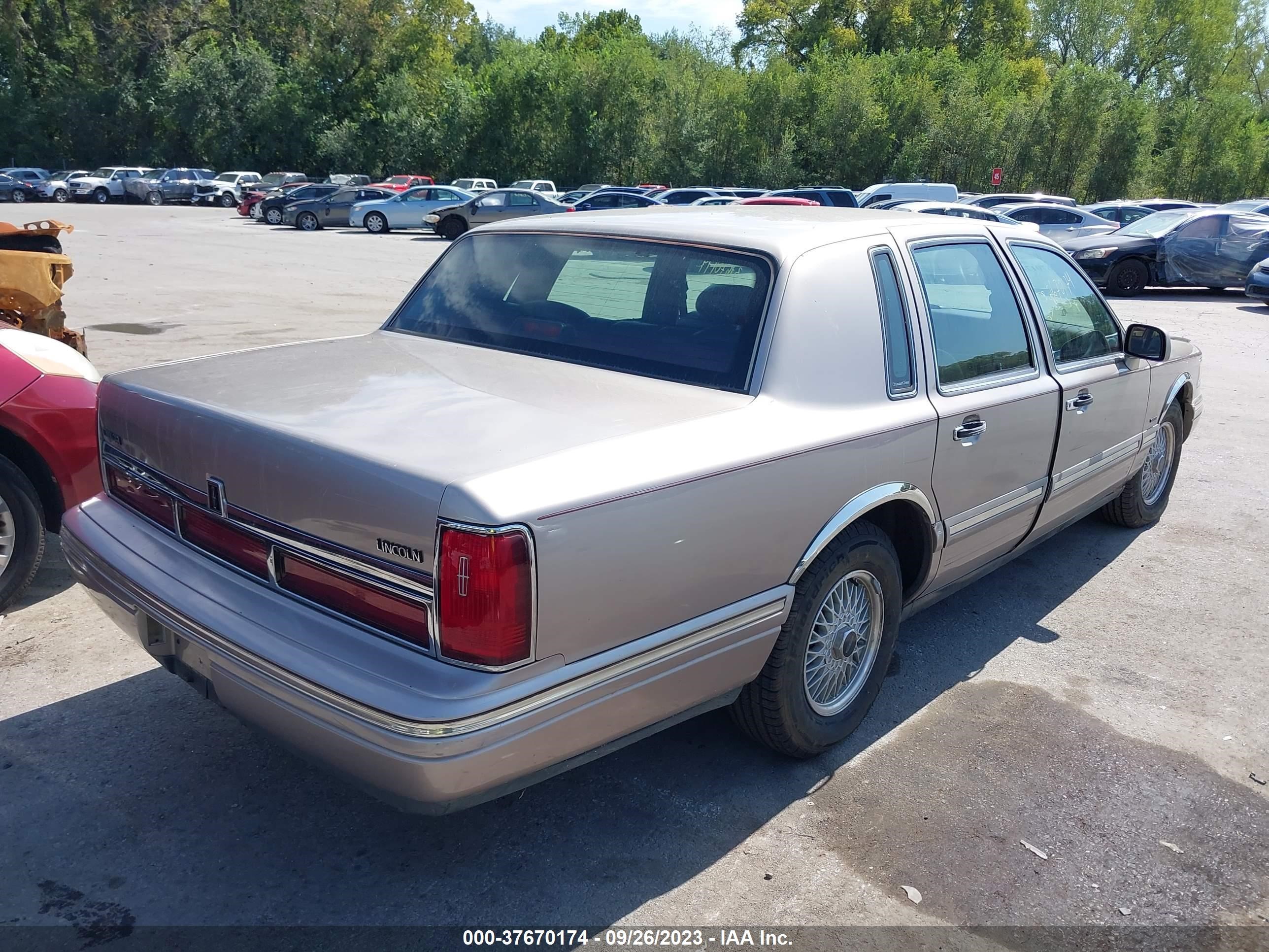 Photo 3 VIN: 1LNLM82W7SY676656 - LINCOLN TOWN CAR 