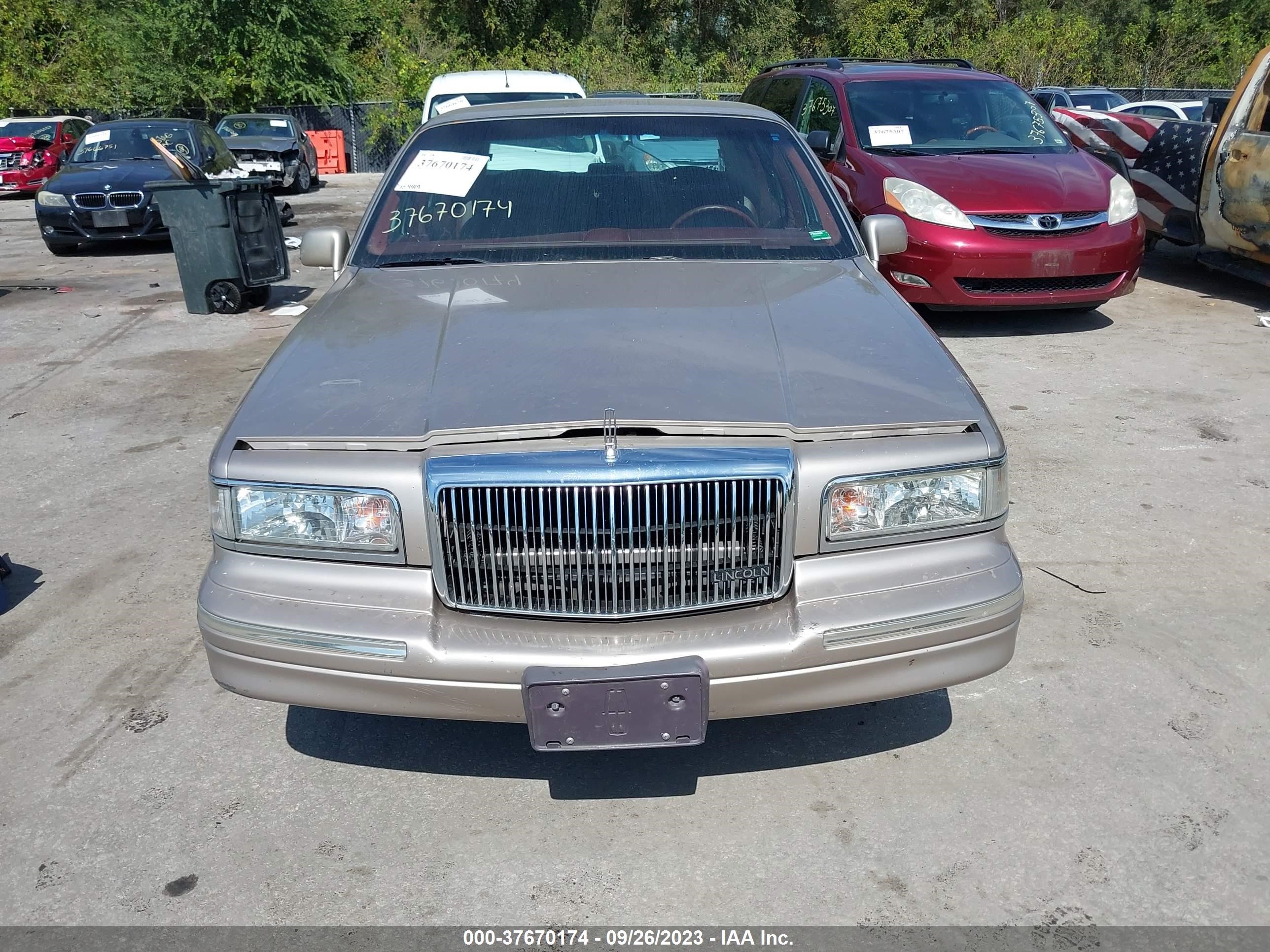 Photo 5 VIN: 1LNLM82W7SY676656 - LINCOLN TOWN CAR 