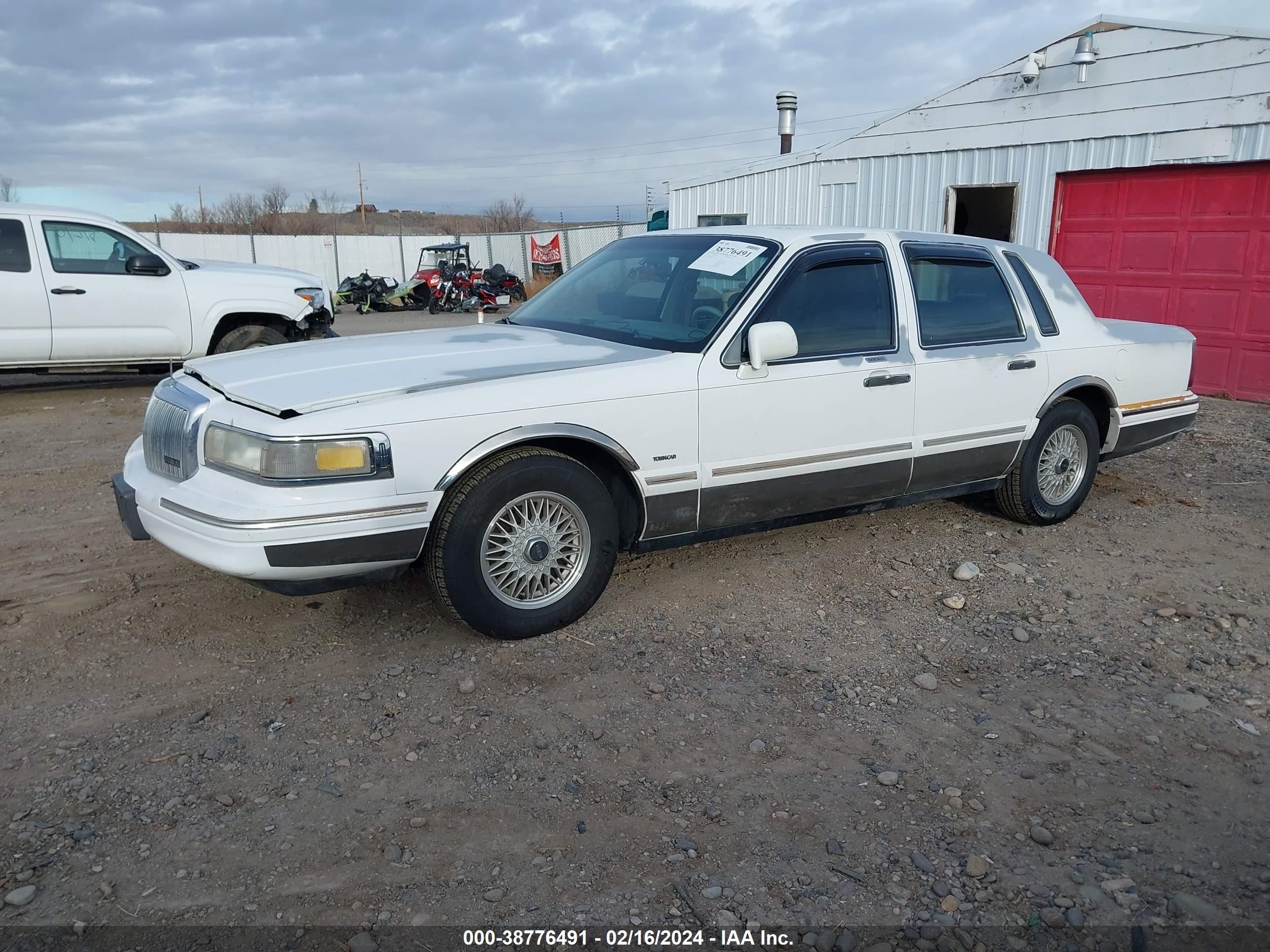 Photo 1 VIN: 1LNLM82W7TY674732 - LINCOLN TOWN CAR 