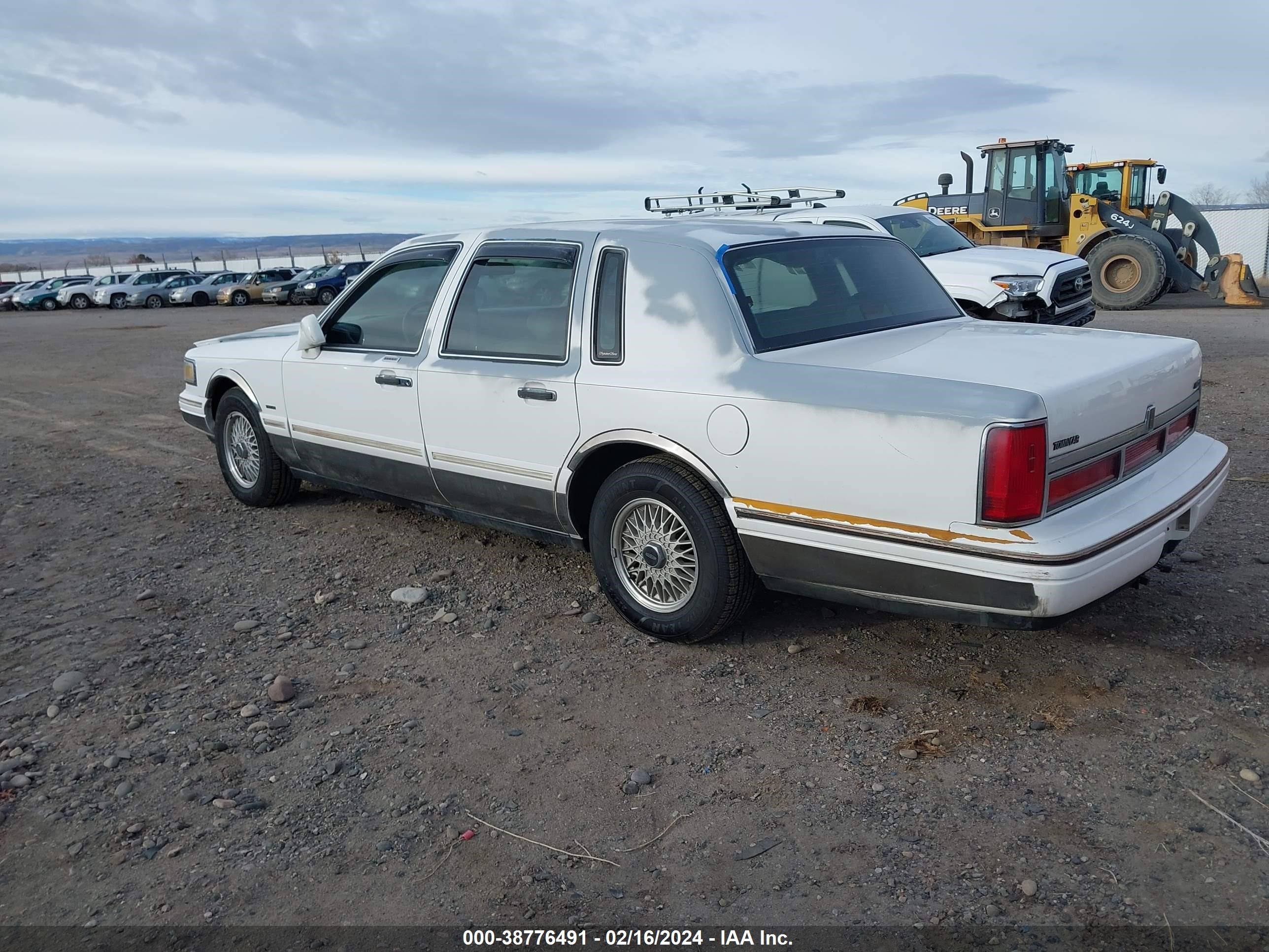 Photo 2 VIN: 1LNLM82W7TY674732 - LINCOLN TOWN CAR 