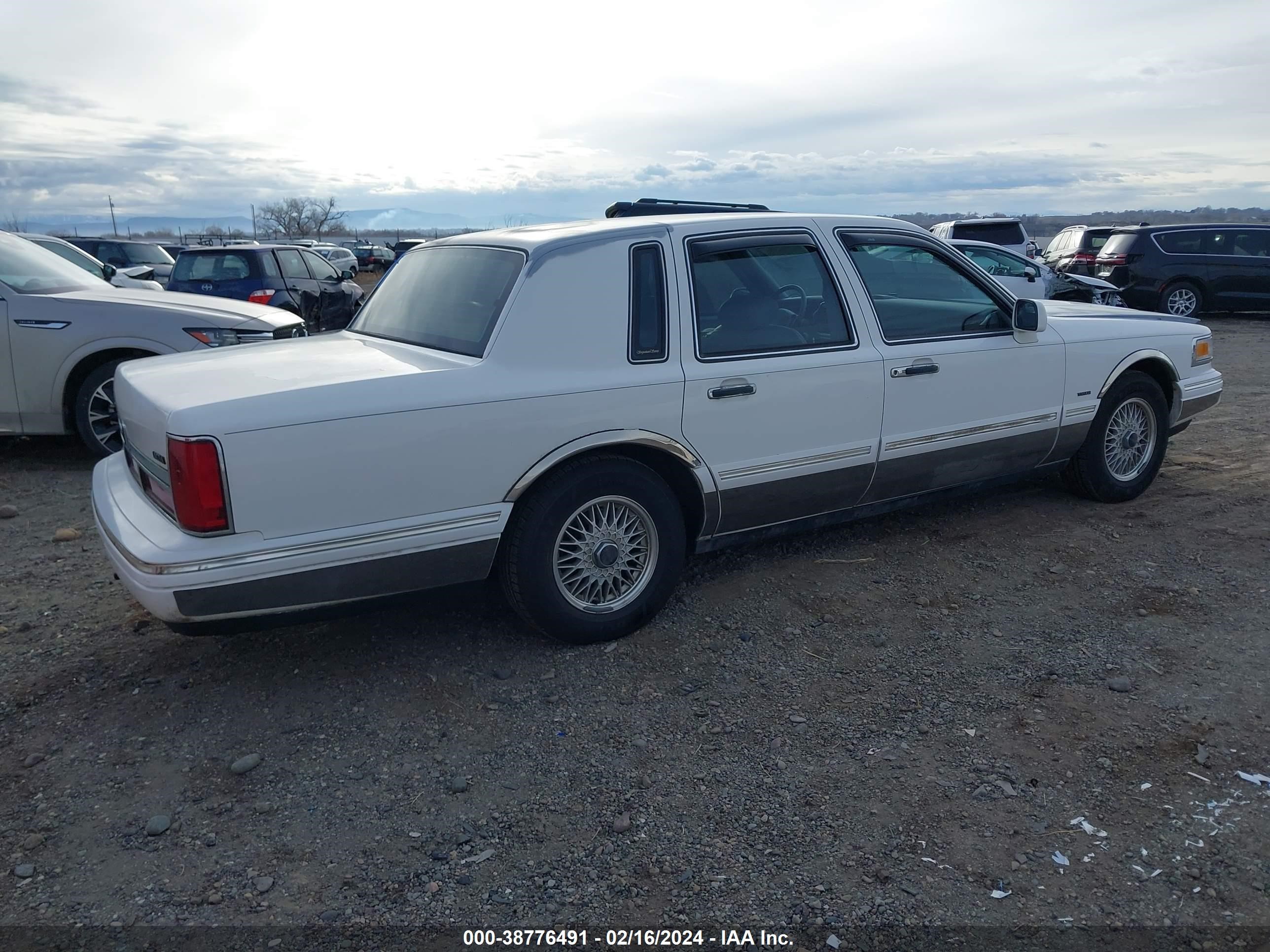 Photo 3 VIN: 1LNLM82W7TY674732 - LINCOLN TOWN CAR 