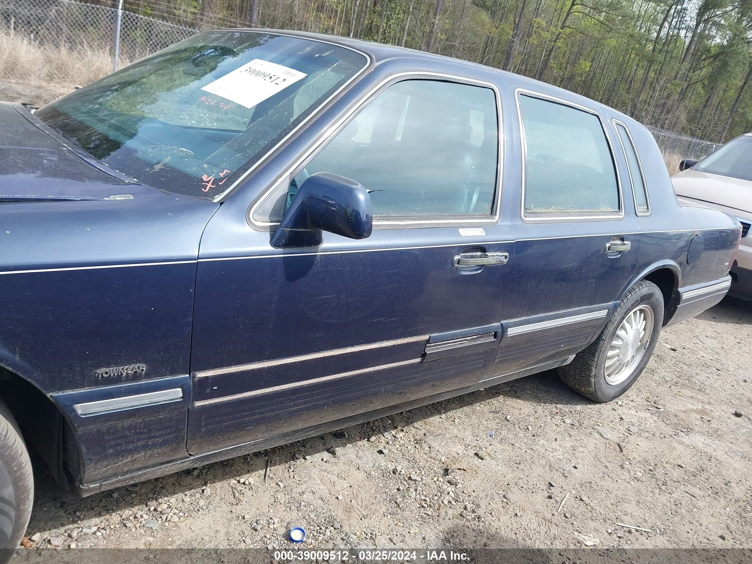 Photo 13 VIN: 1LNLM82W7TY729499 - LINCOLN TOWN CAR 