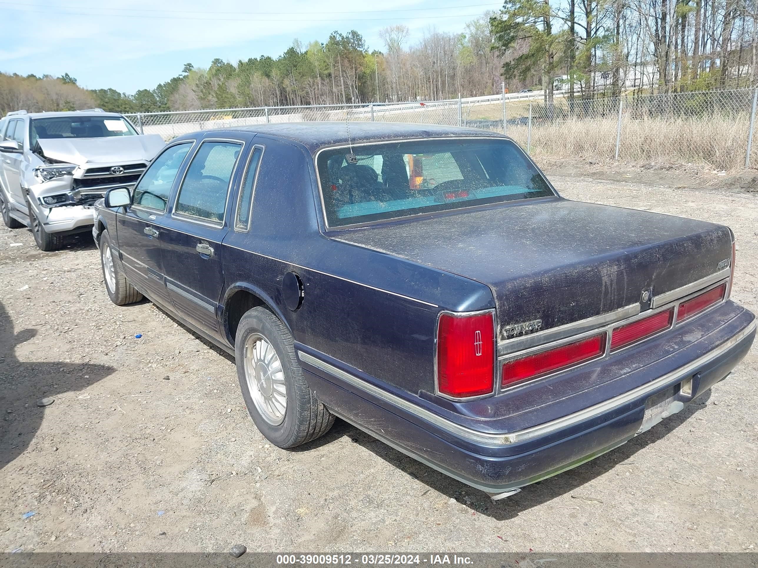 Photo 2 VIN: 1LNLM82W7TY729499 - LINCOLN TOWN CAR 