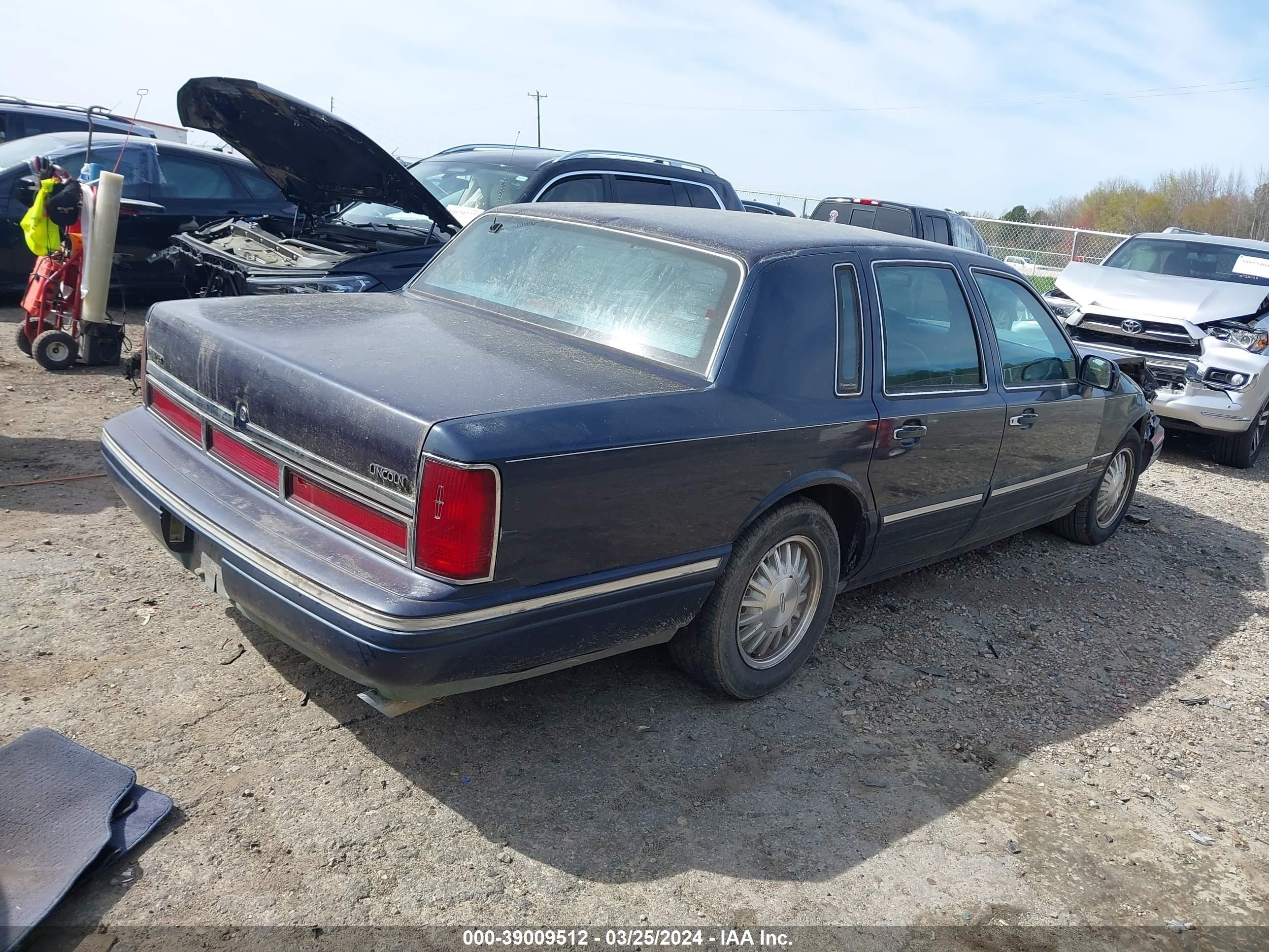 Photo 3 VIN: 1LNLM82W7TY729499 - LINCOLN TOWN CAR 