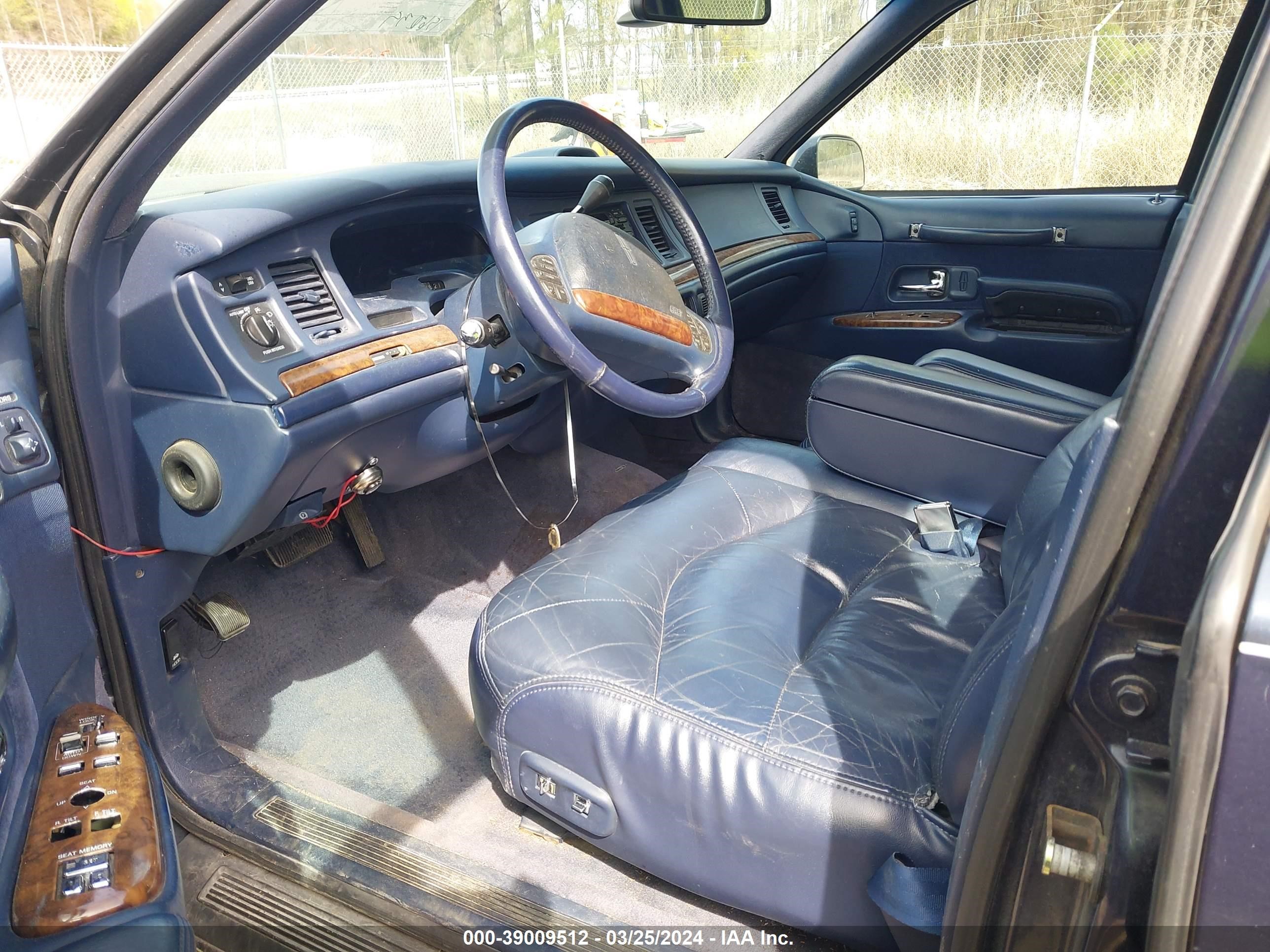 Photo 4 VIN: 1LNLM82W7TY729499 - LINCOLN TOWN CAR 