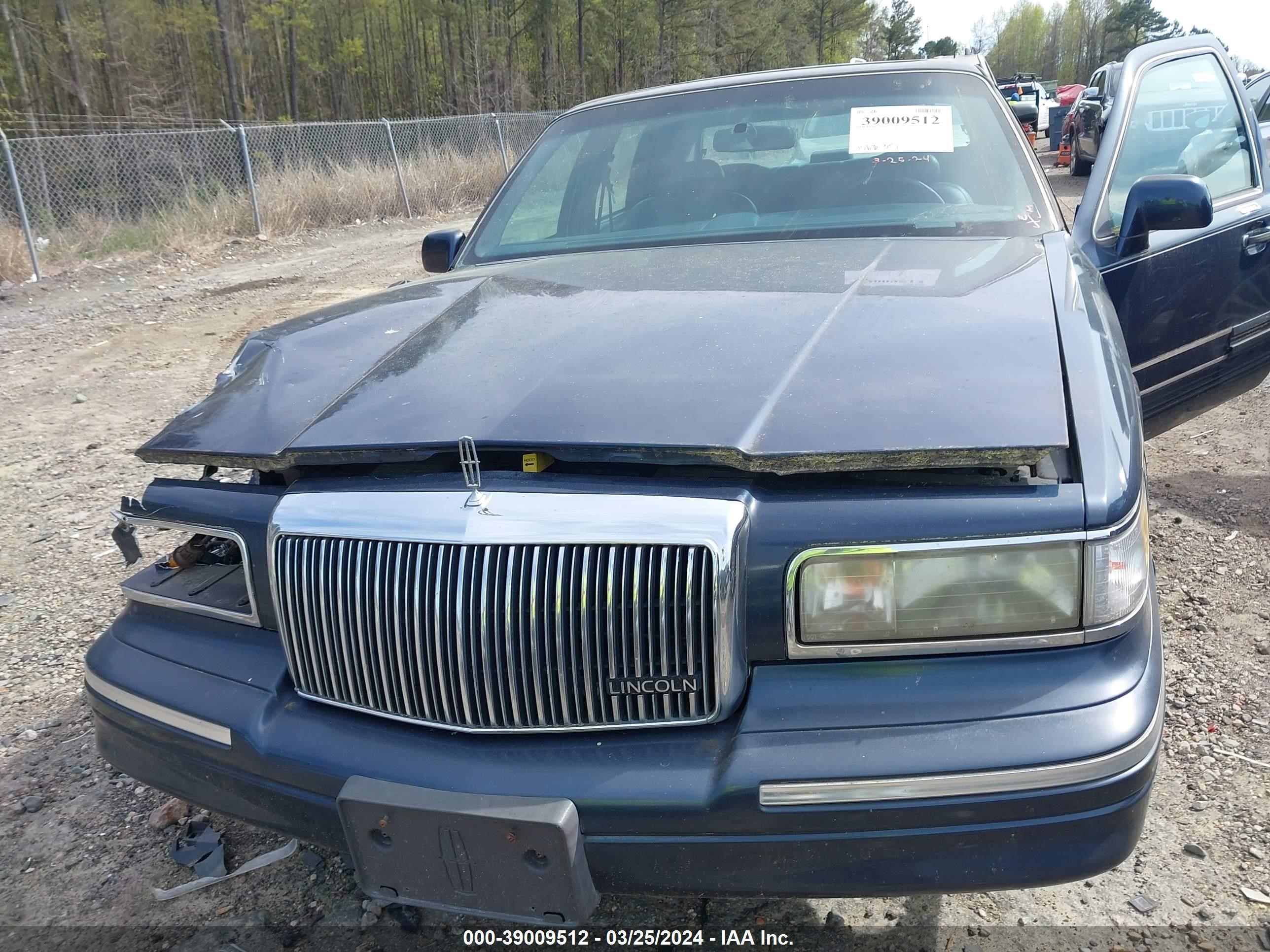 Photo 5 VIN: 1LNLM82W7TY729499 - LINCOLN TOWN CAR 