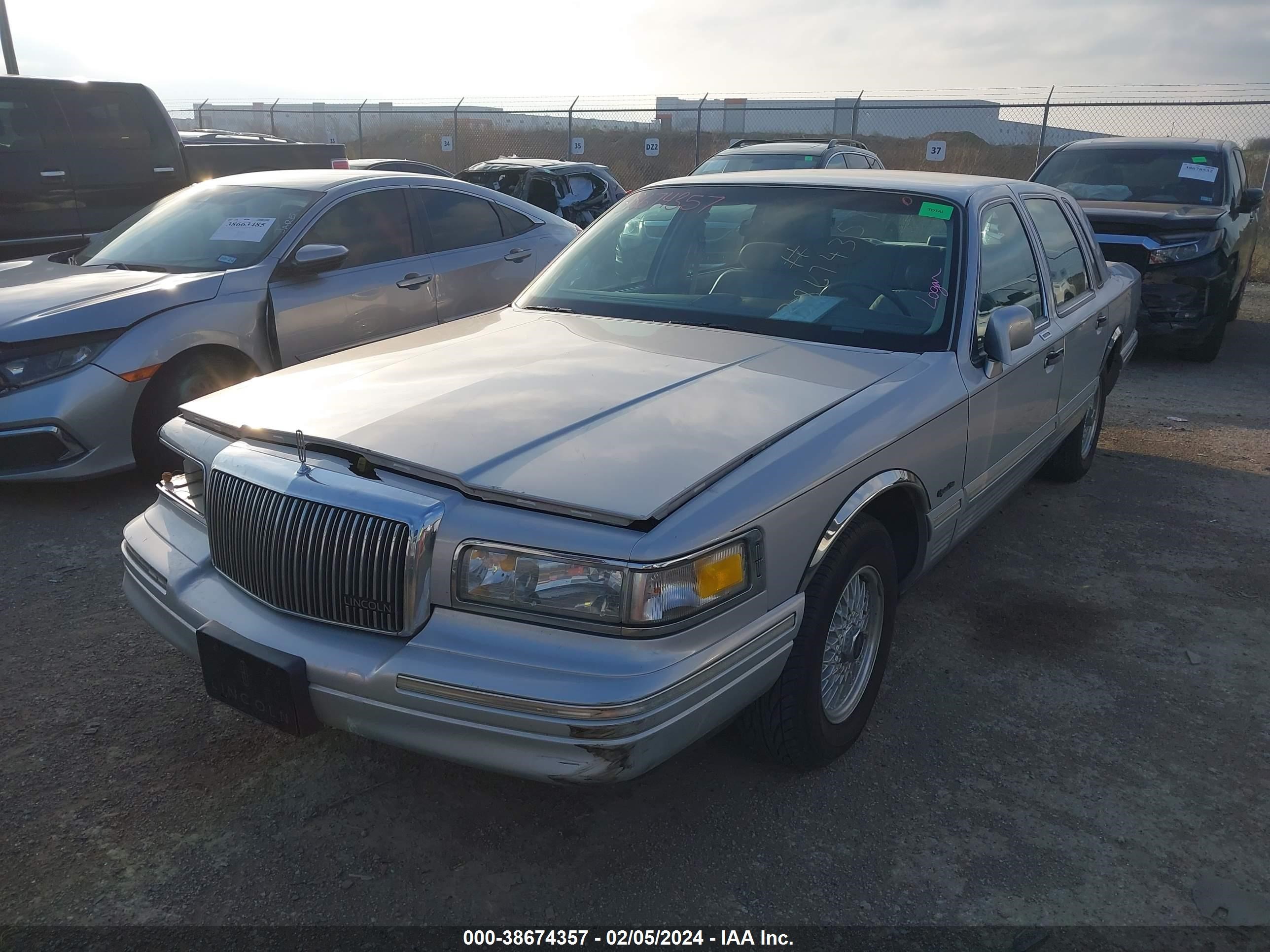 Photo 1 VIN: 1LNLM82W8VY671373 - LINCOLN TOWN CAR 