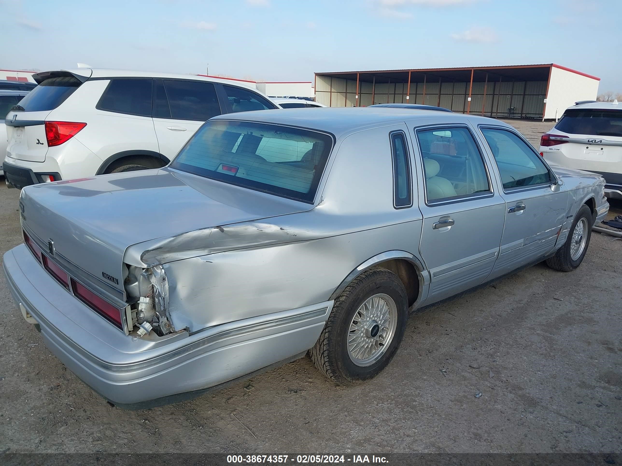 Photo 11 VIN: 1LNLM82W8VY671373 - LINCOLN TOWN CAR 