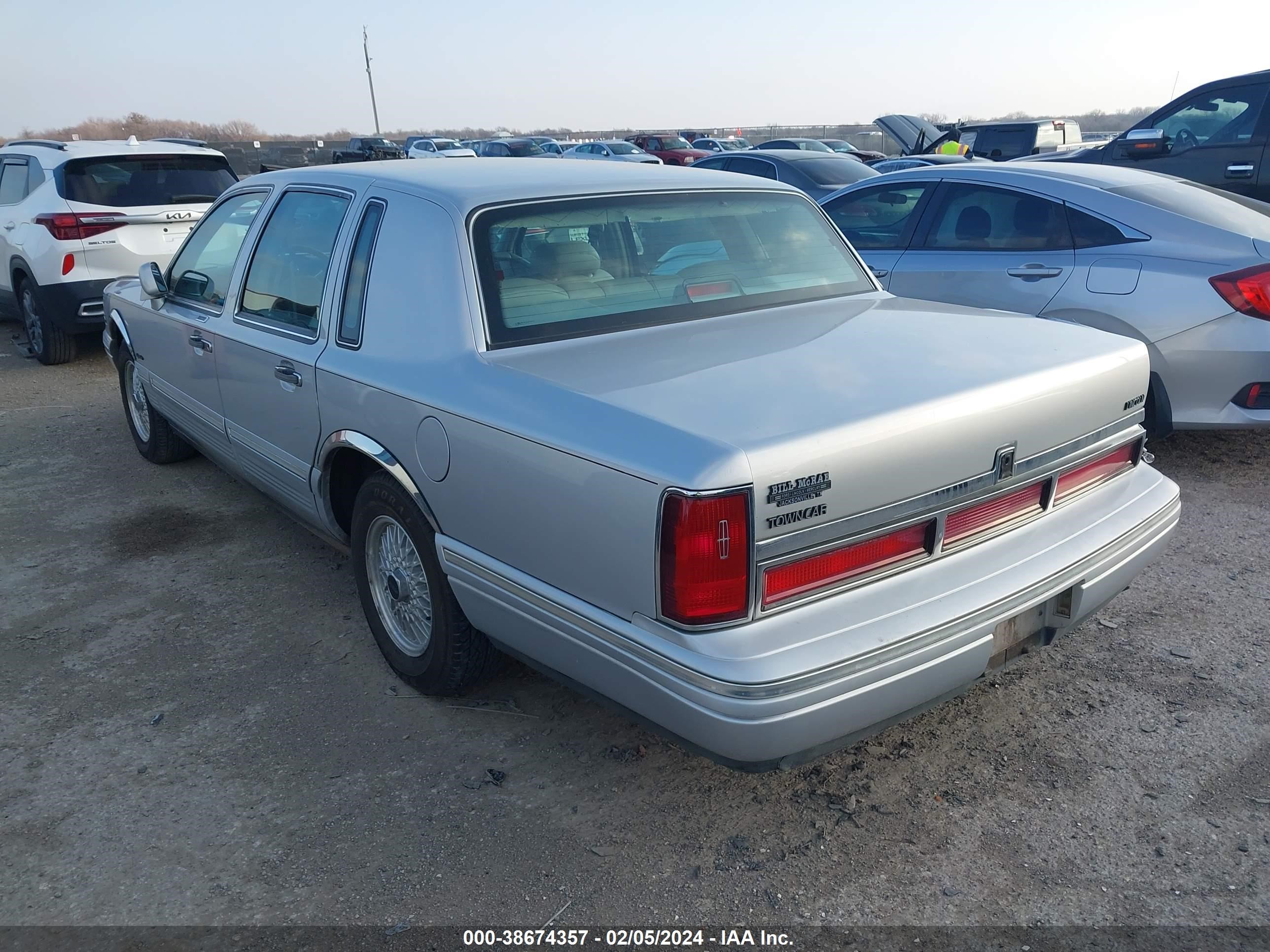 Photo 2 VIN: 1LNLM82W8VY671373 - LINCOLN TOWN CAR 