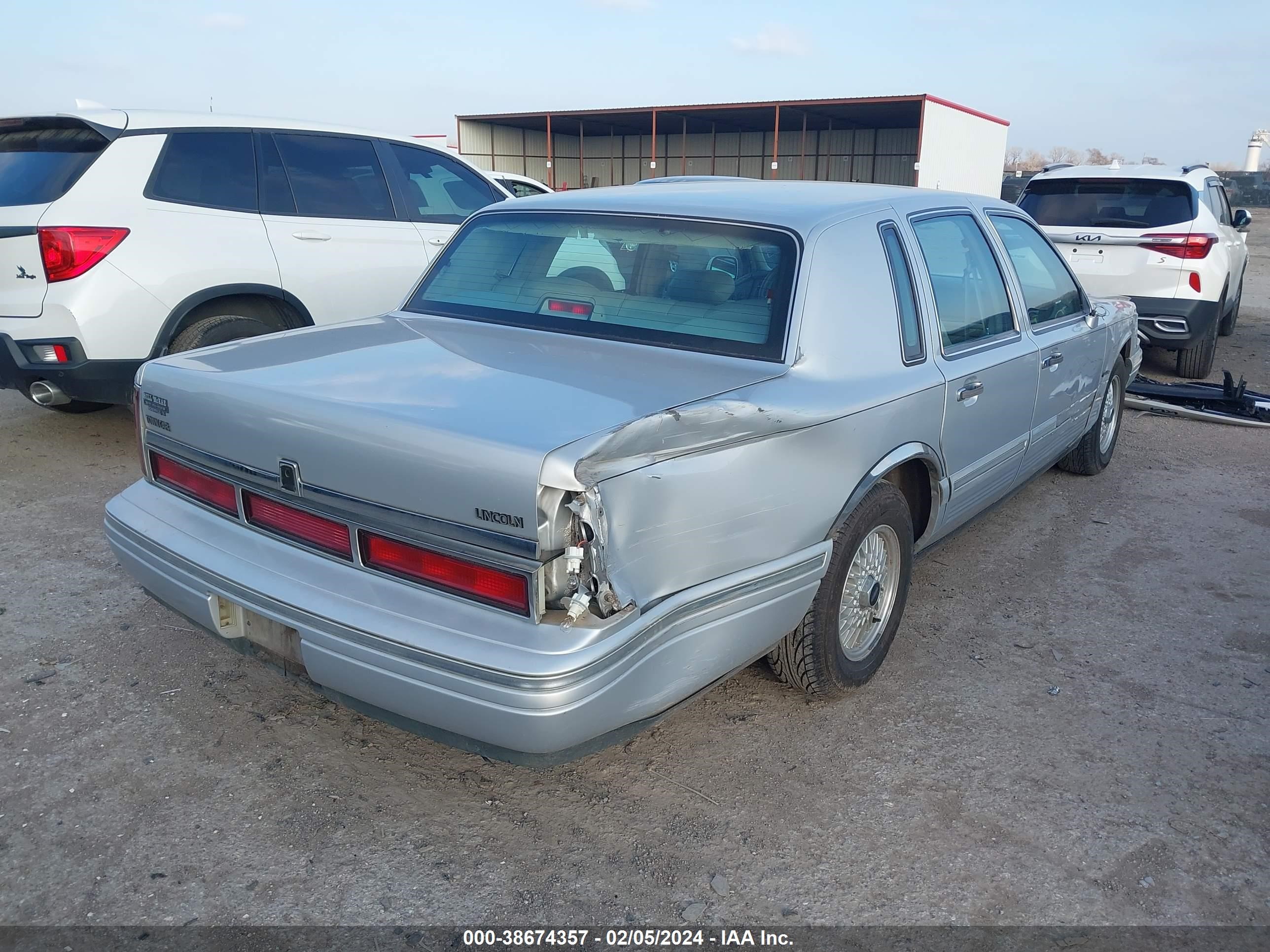 Photo 3 VIN: 1LNLM82W8VY671373 - LINCOLN TOWN CAR 