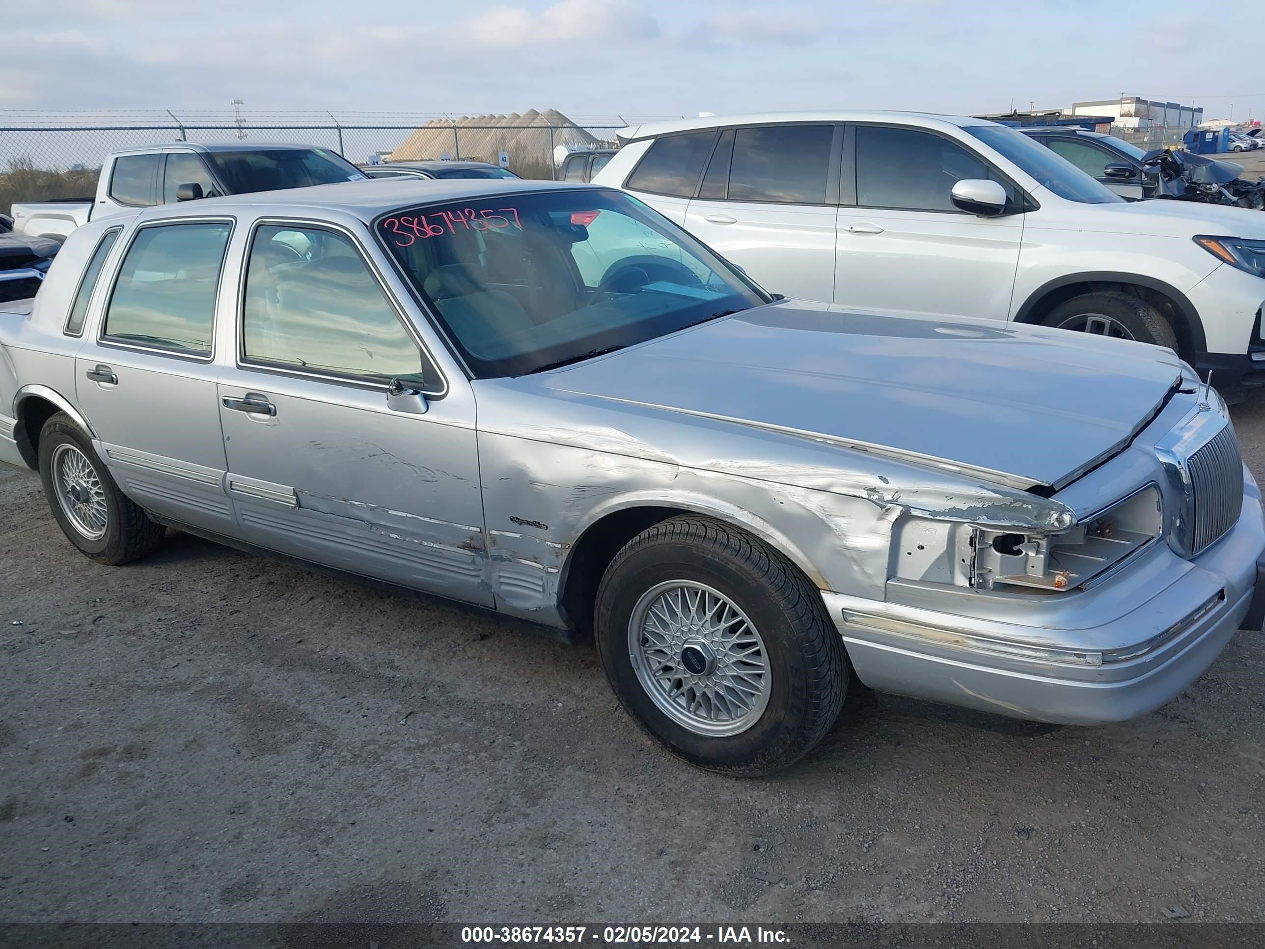 Photo 5 VIN: 1LNLM82W8VY671373 - LINCOLN TOWN CAR 