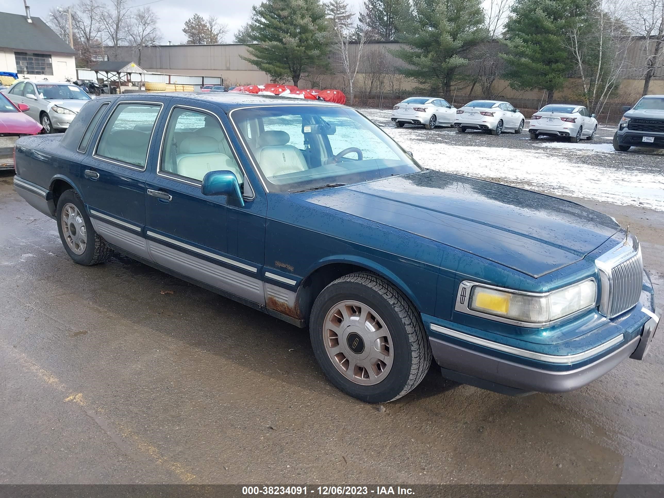 Photo 0 VIN: 1LNLM82W8VY746461 - LINCOLN TOWN CAR 