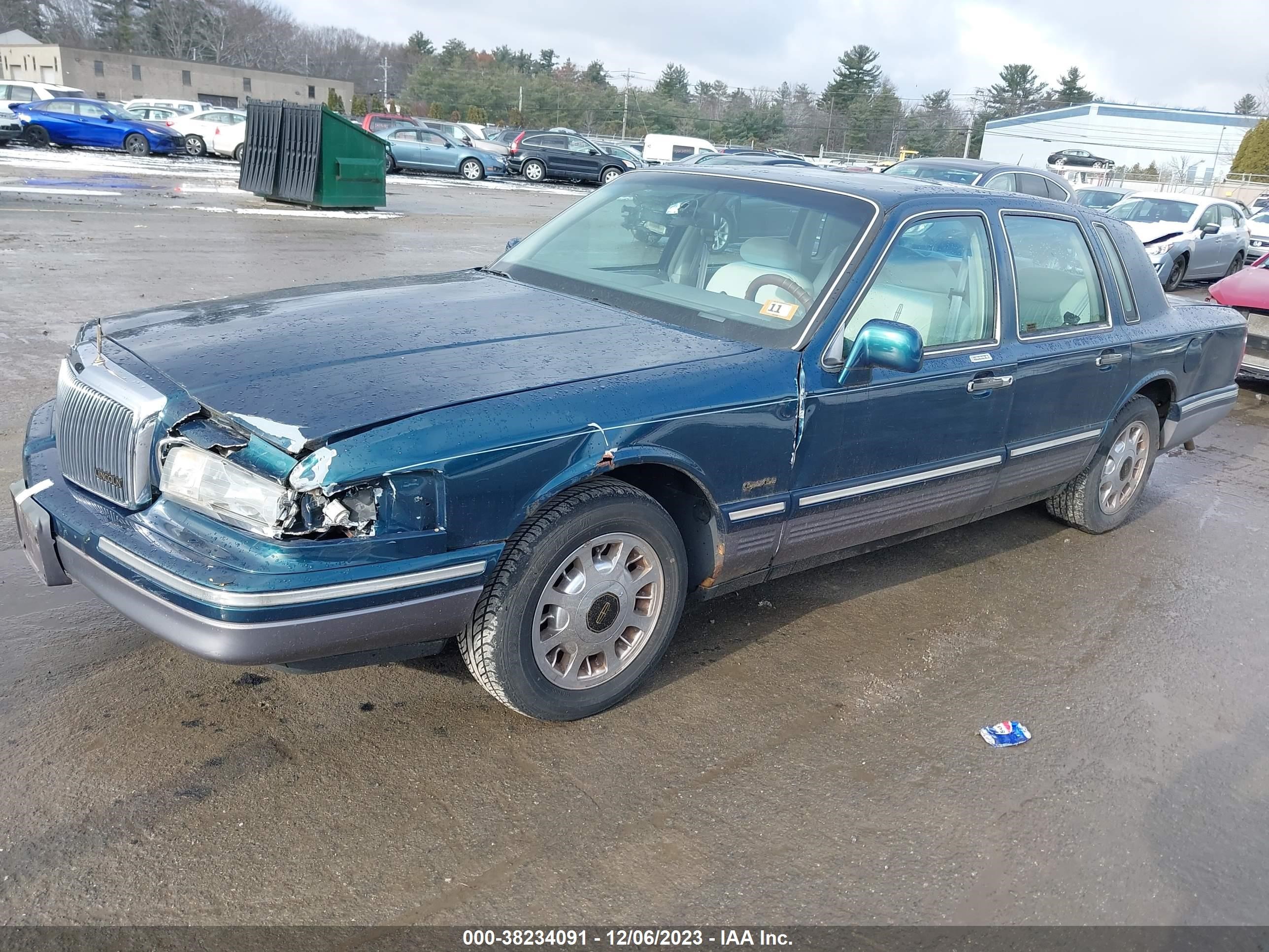 Photo 1 VIN: 1LNLM82W8VY746461 - LINCOLN TOWN CAR 