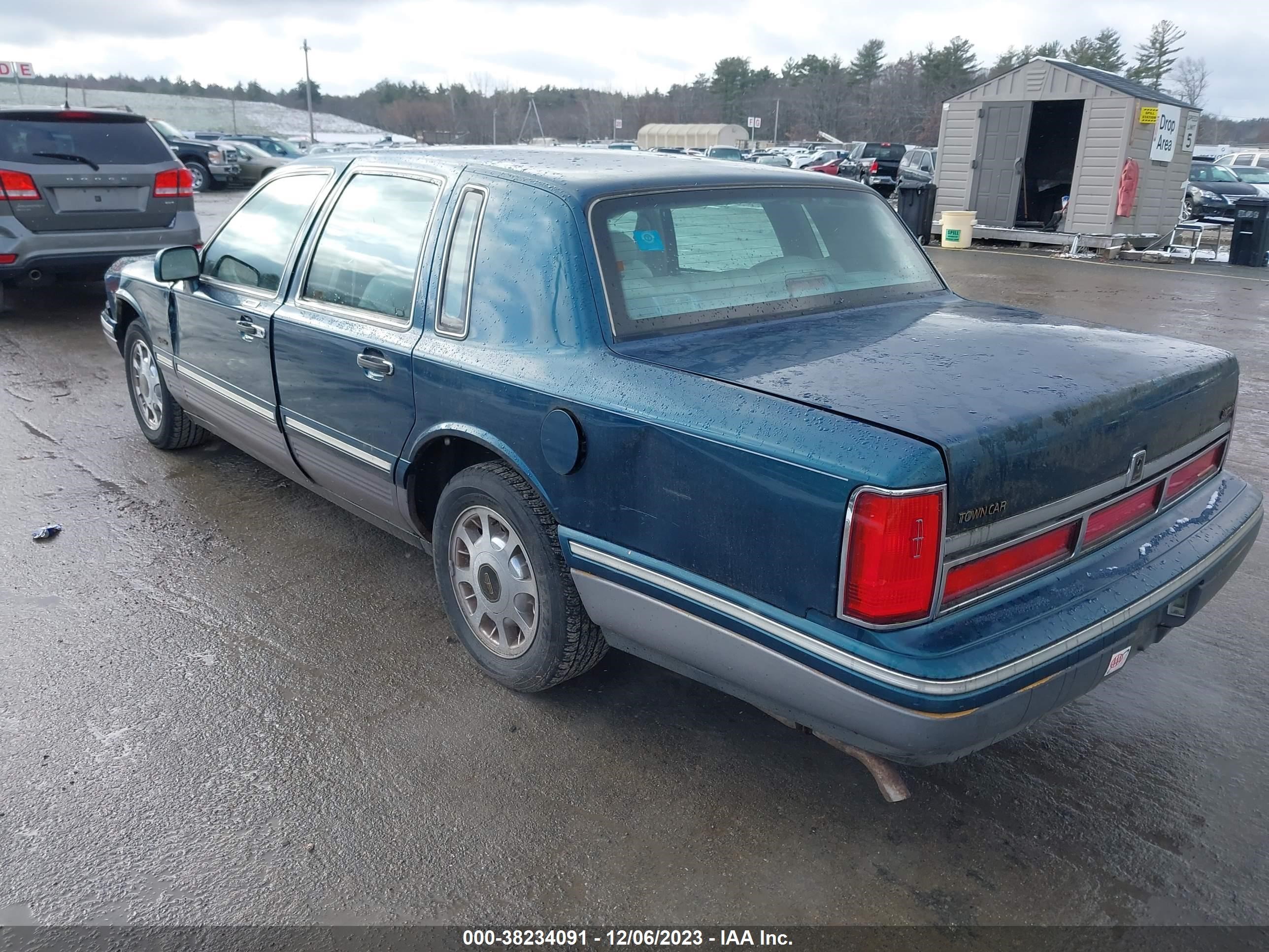 Photo 2 VIN: 1LNLM82W8VY746461 - LINCOLN TOWN CAR 