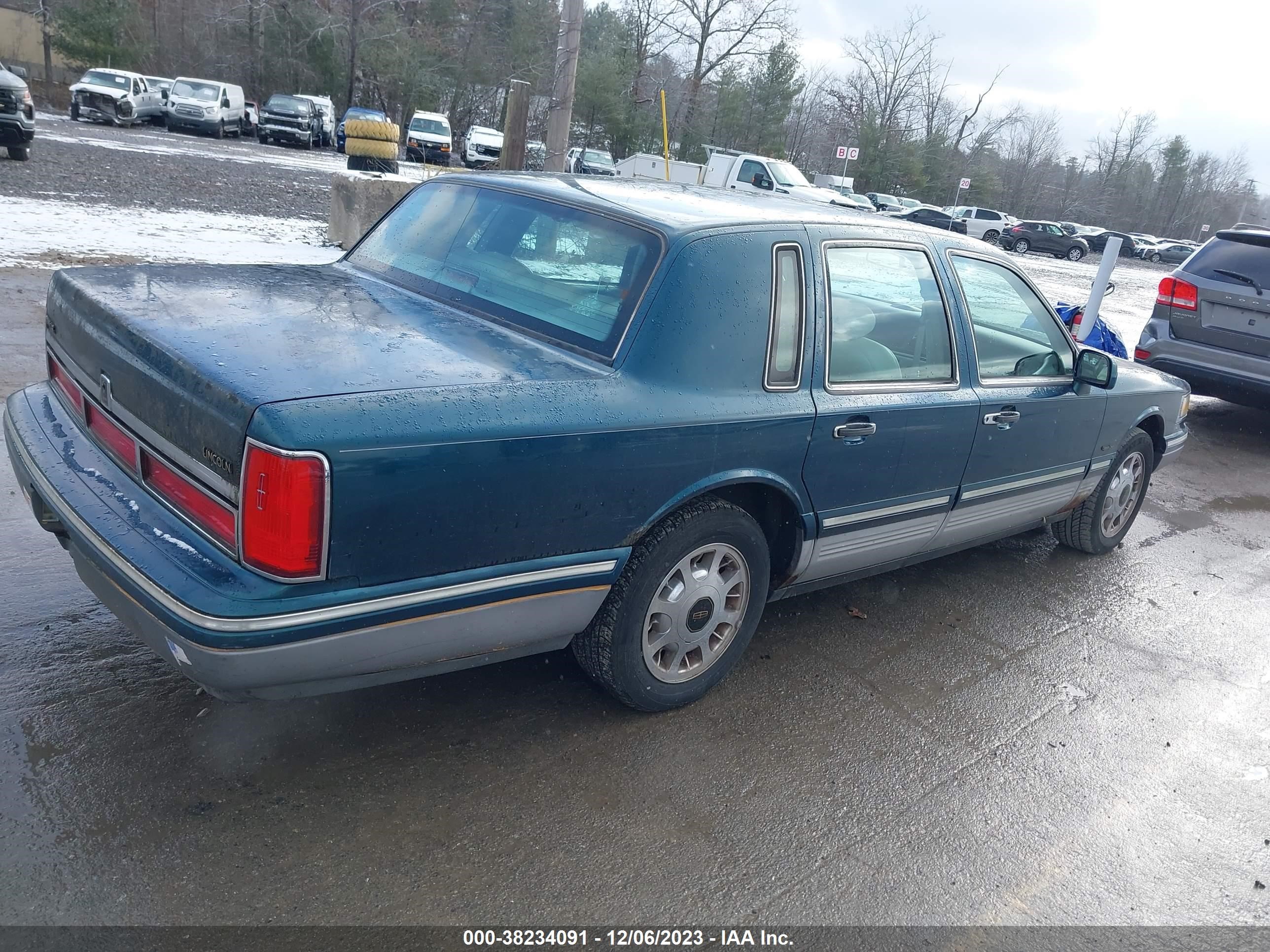 Photo 3 VIN: 1LNLM82W8VY746461 - LINCOLN TOWN CAR 