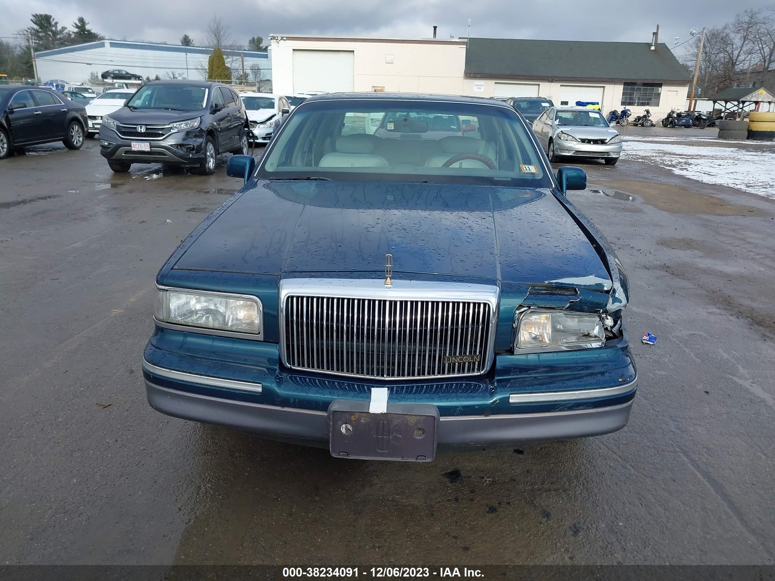 Photo 5 VIN: 1LNLM82W8VY746461 - LINCOLN TOWN CAR 