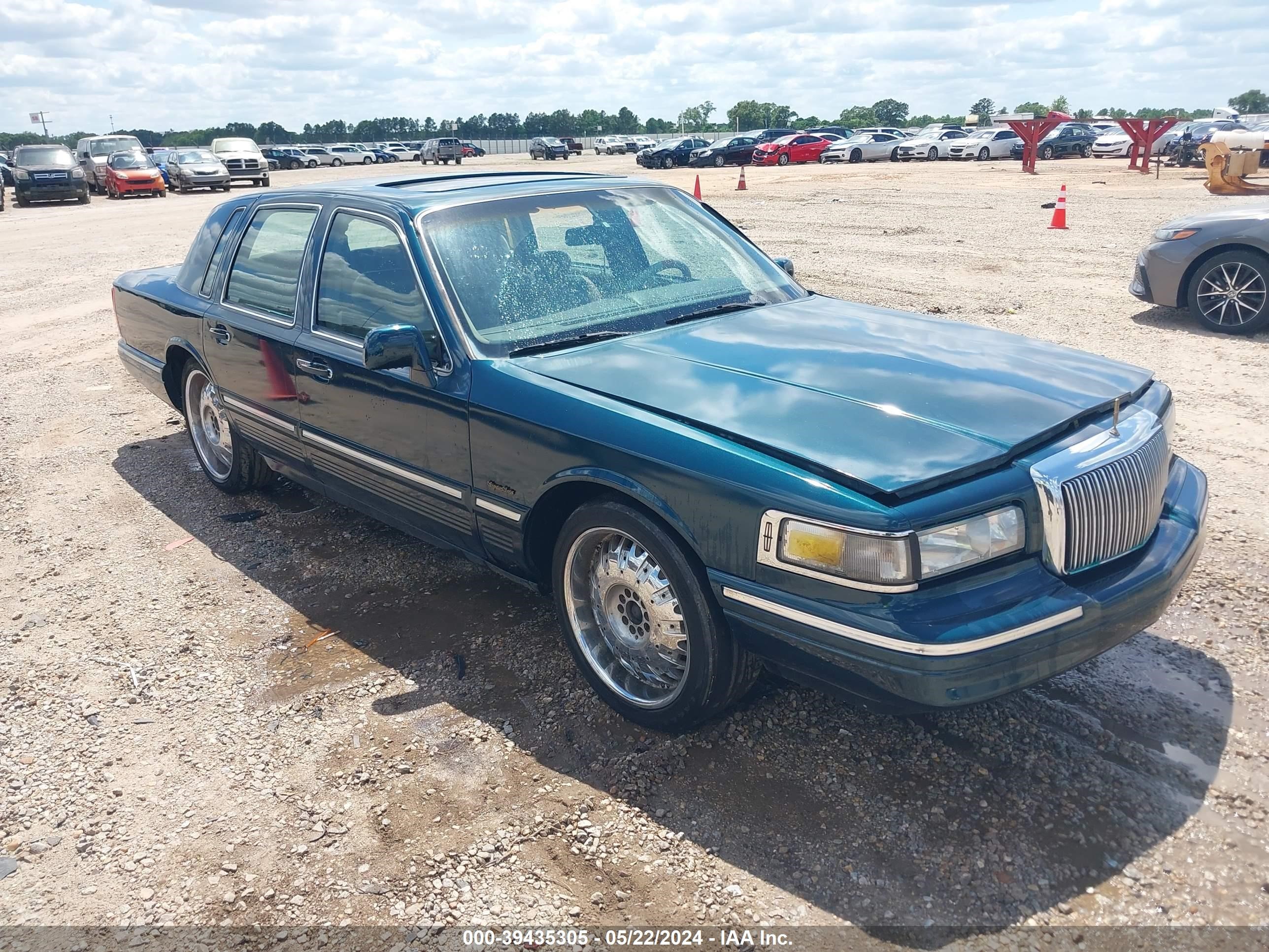 Photo 0 VIN: 1LNLM82W9VY733850 - LINCOLN TOWN CAR 