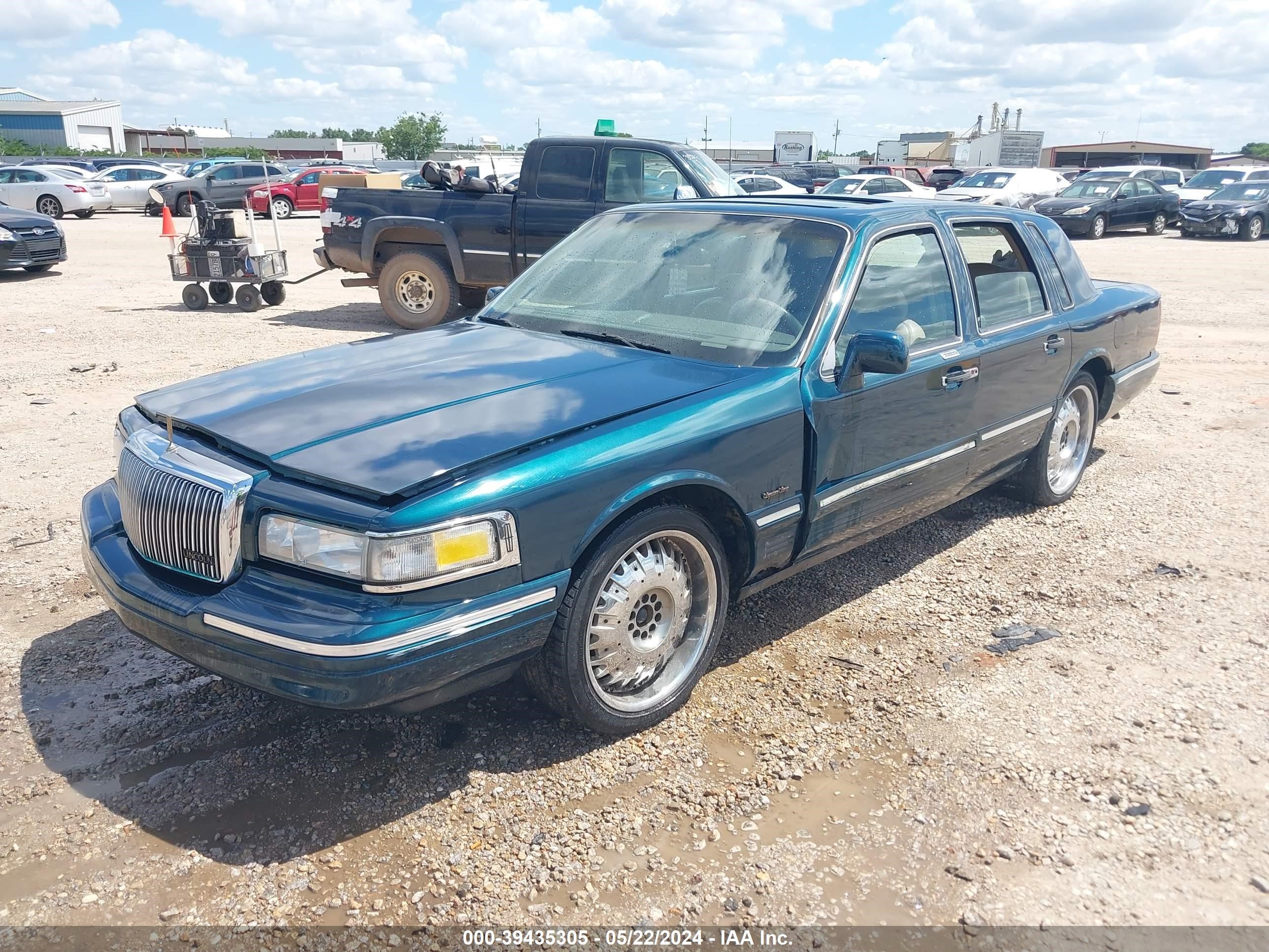 Photo 1 VIN: 1LNLM82W9VY733850 - LINCOLN TOWN CAR 