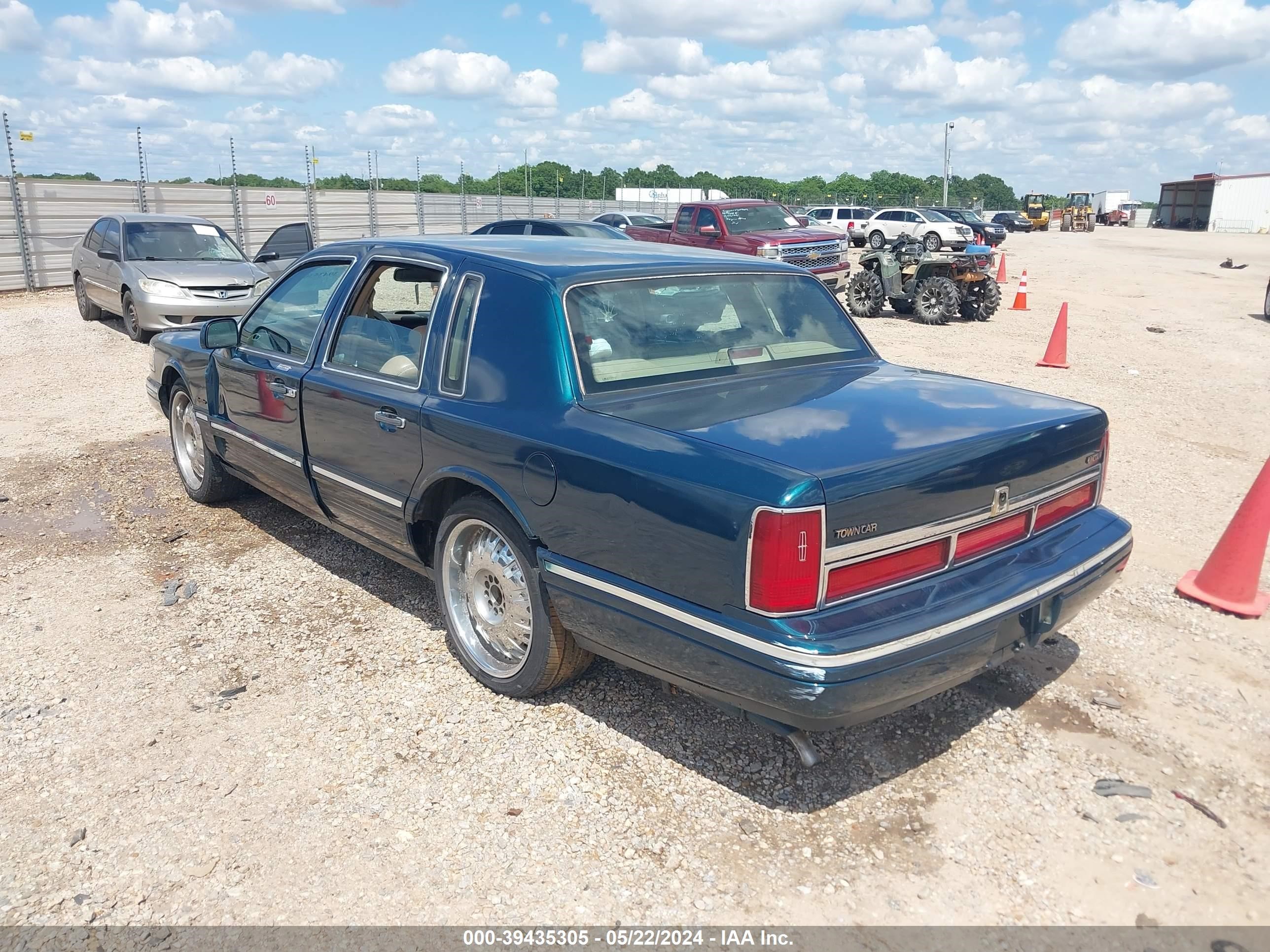 Photo 2 VIN: 1LNLM82W9VY733850 - LINCOLN TOWN CAR 