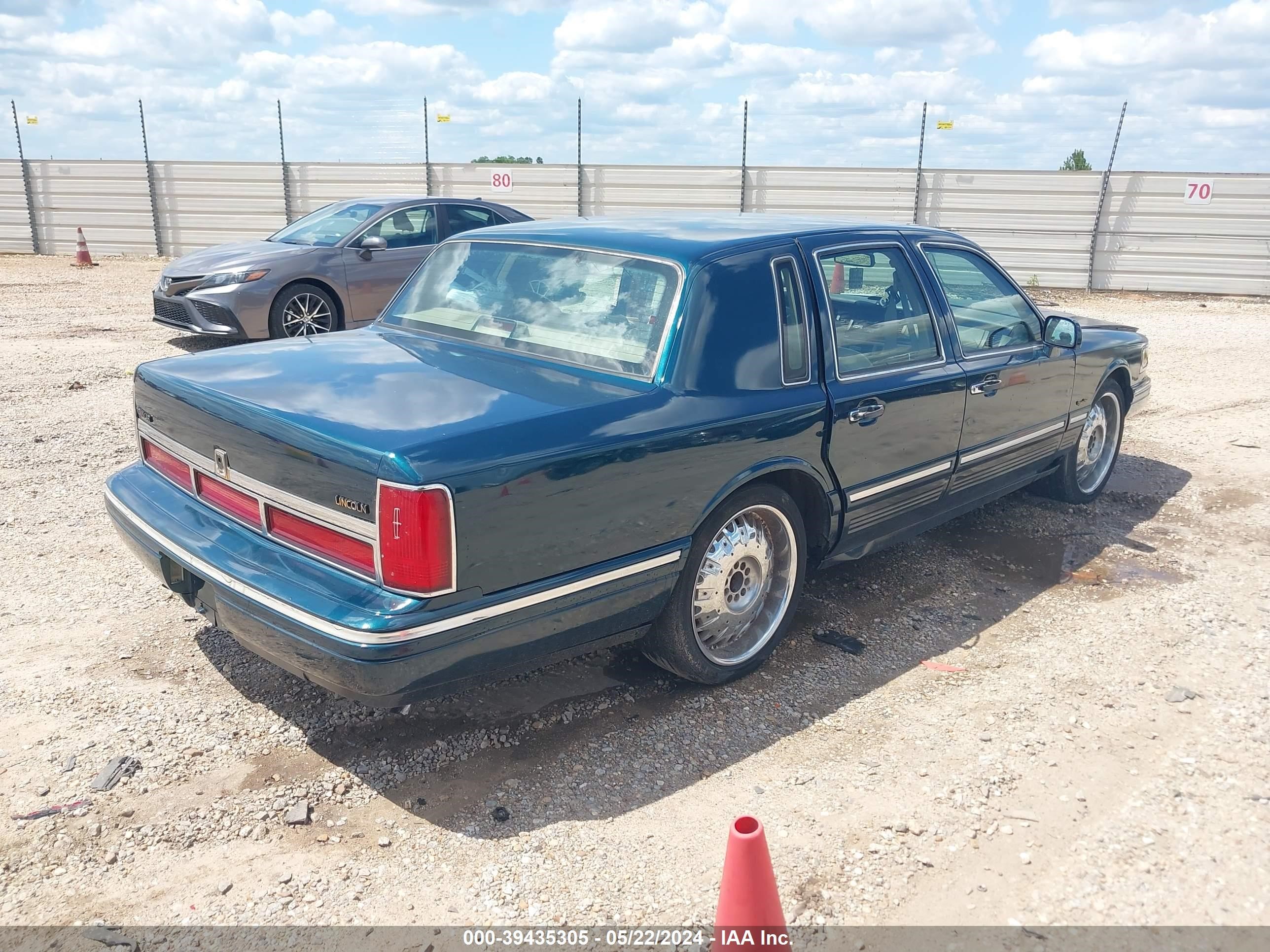 Photo 3 VIN: 1LNLM82W9VY733850 - LINCOLN TOWN CAR 