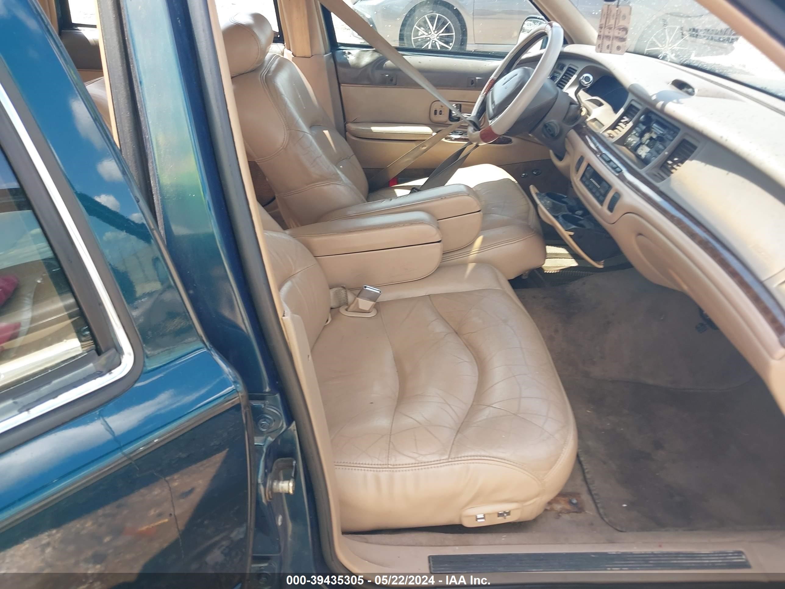 Photo 4 VIN: 1LNLM82W9VY733850 - LINCOLN TOWN CAR 