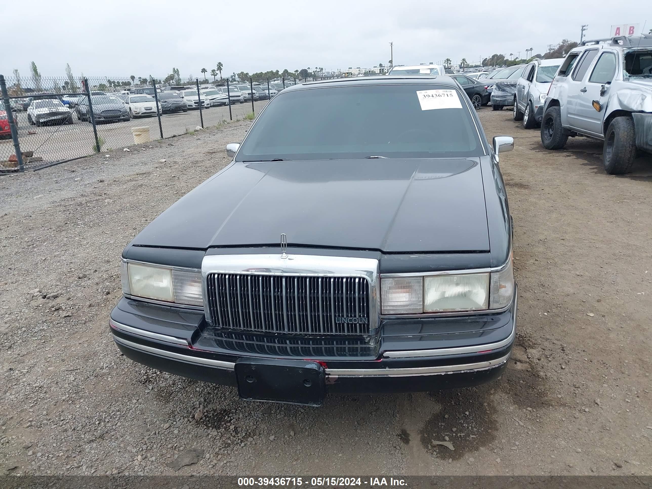 Photo 11 VIN: 1LNLM82WXRY630068 - LINCOLN TOWN CAR 