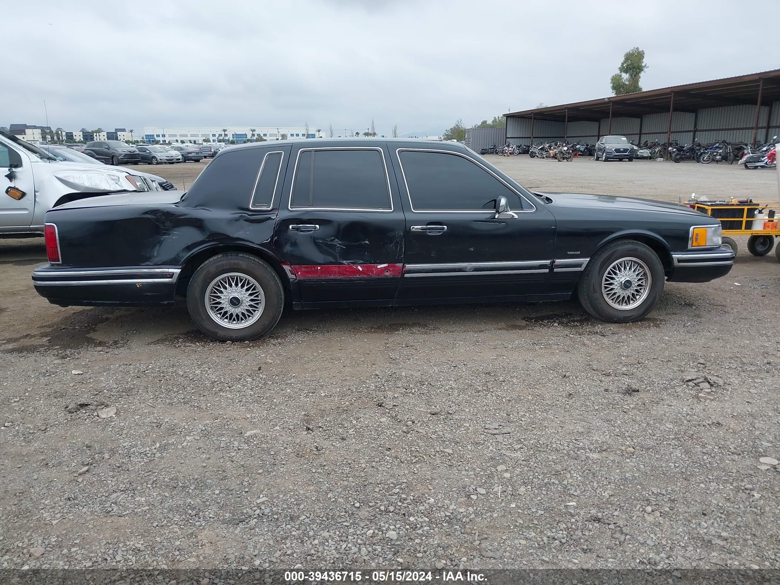 Photo 12 VIN: 1LNLM82WXRY630068 - LINCOLN TOWN CAR 