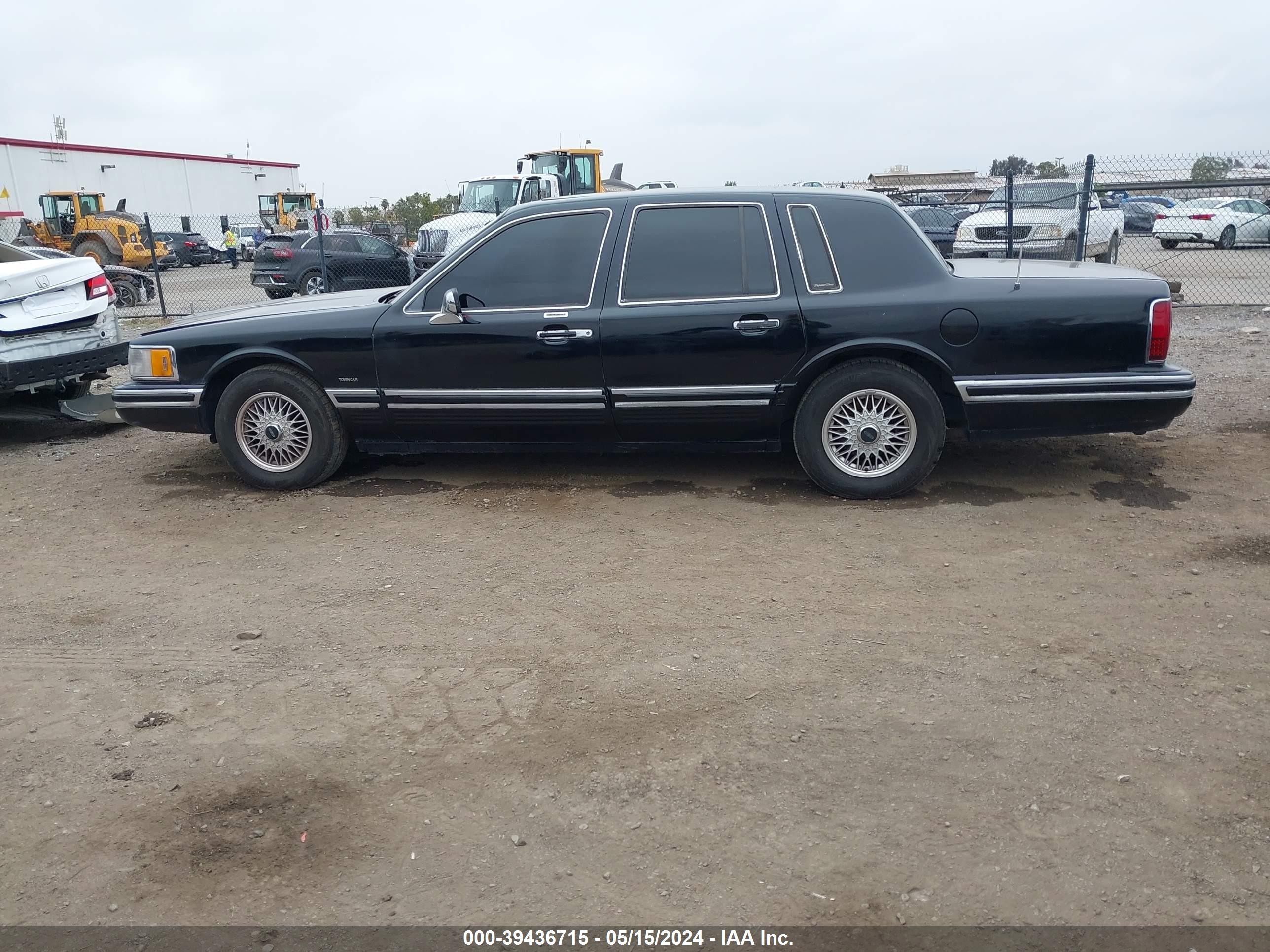 Photo 13 VIN: 1LNLM82WXRY630068 - LINCOLN TOWN CAR 