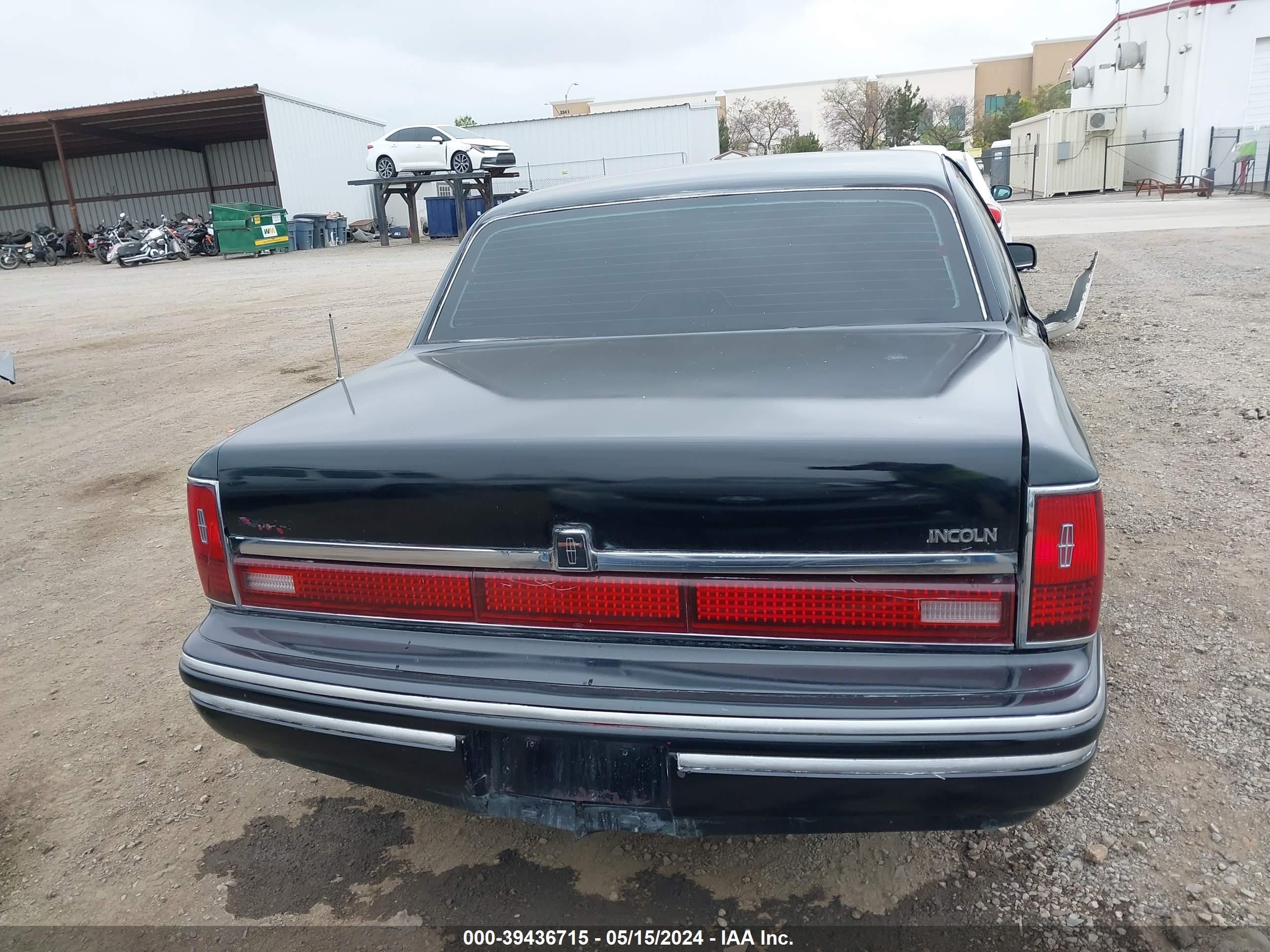 Photo 15 VIN: 1LNLM82WXRY630068 - LINCOLN TOWN CAR 