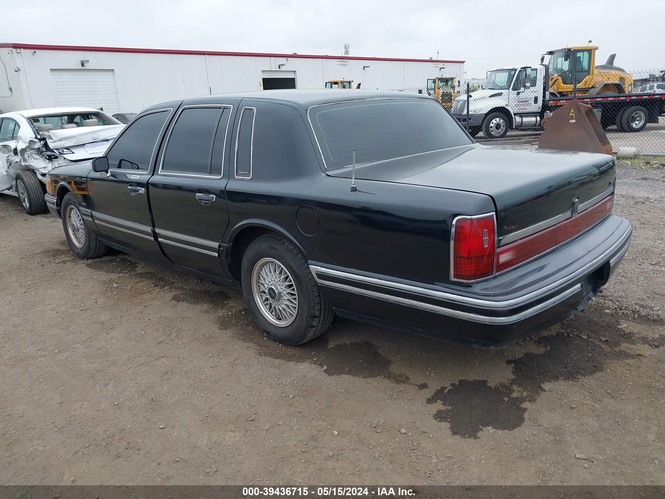 Photo 2 VIN: 1LNLM82WXRY630068 - LINCOLN TOWN CAR 