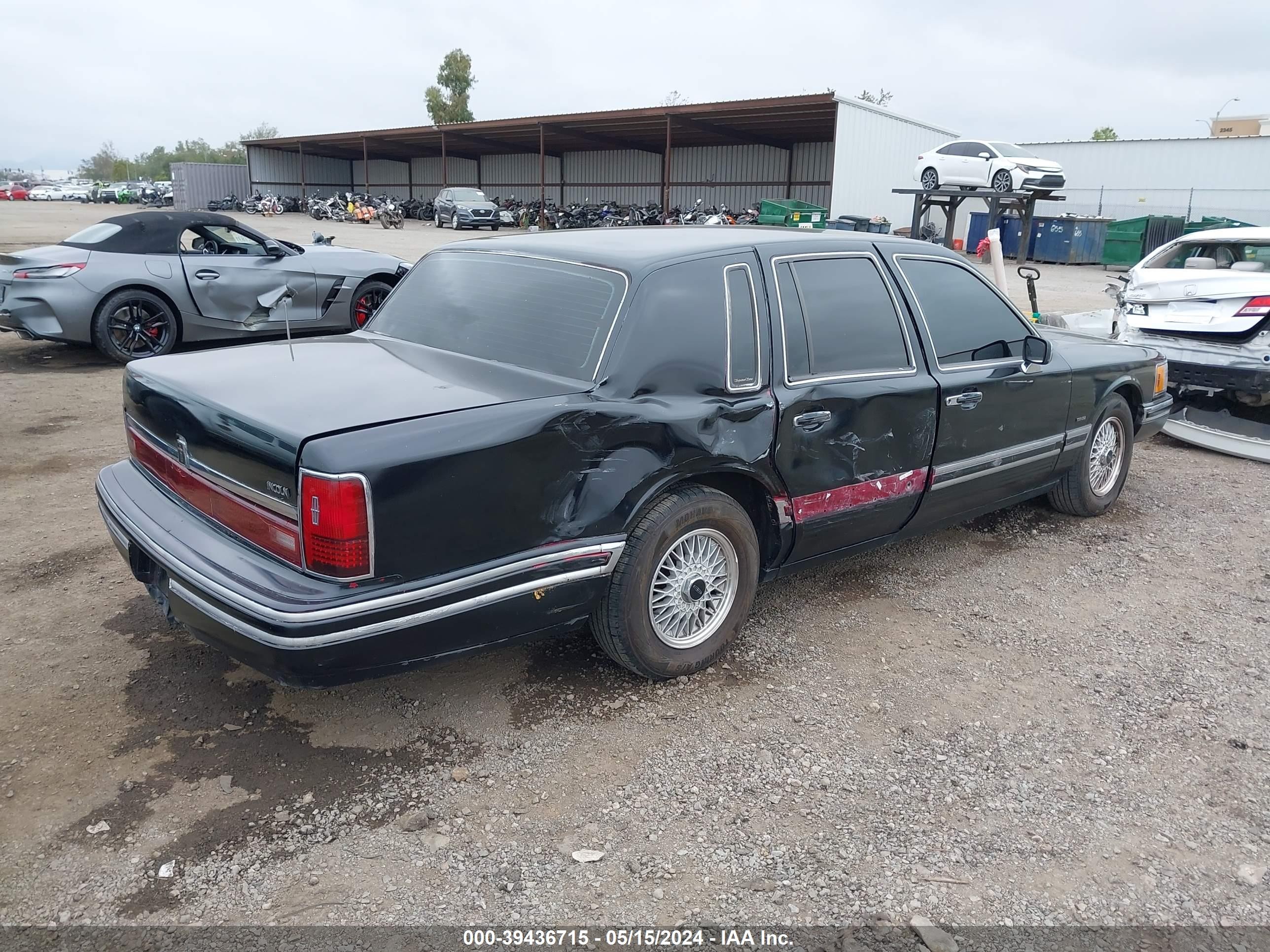 Photo 3 VIN: 1LNLM82WXRY630068 - LINCOLN TOWN CAR 