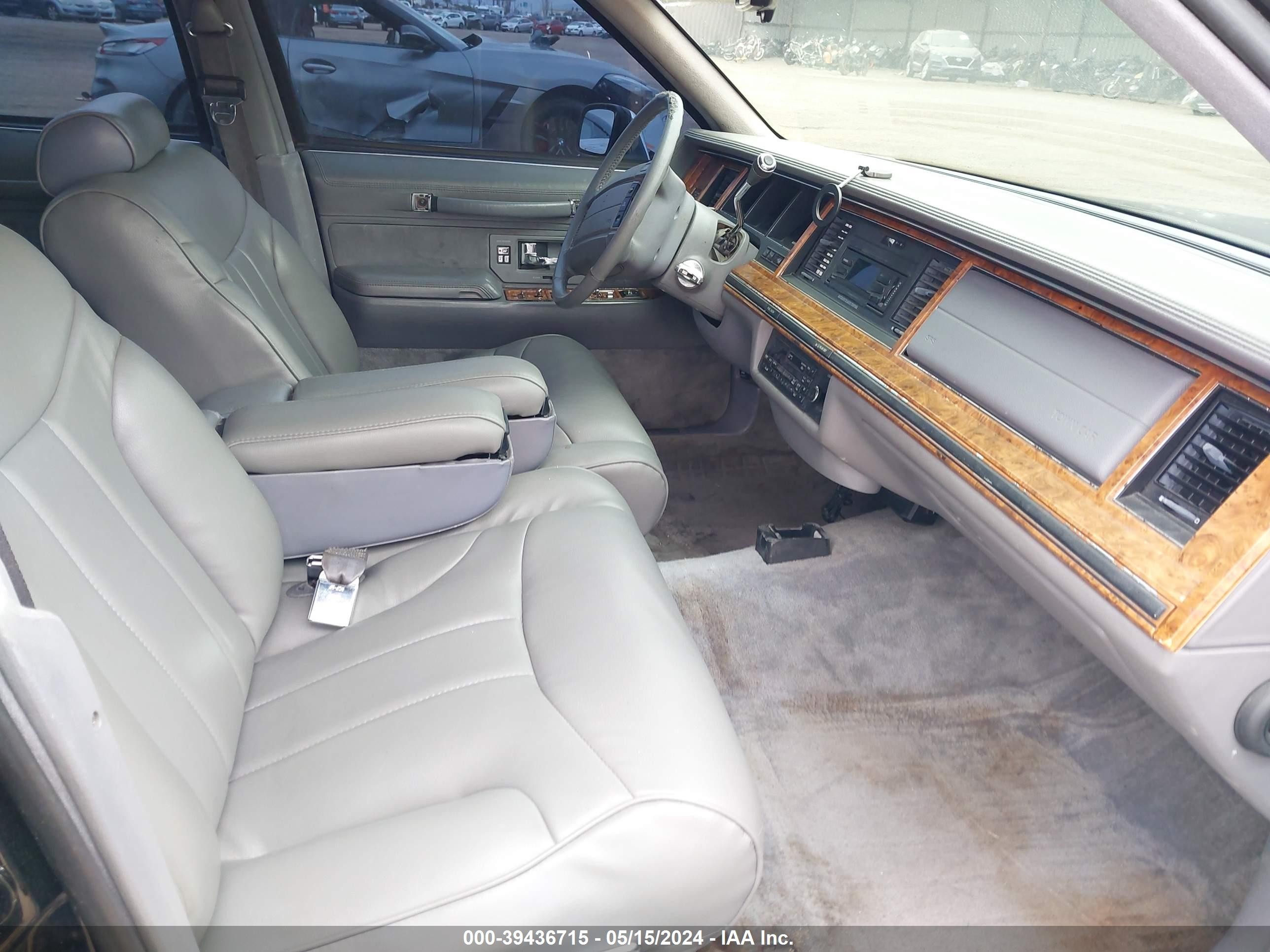 Photo 4 VIN: 1LNLM82WXRY630068 - LINCOLN TOWN CAR 