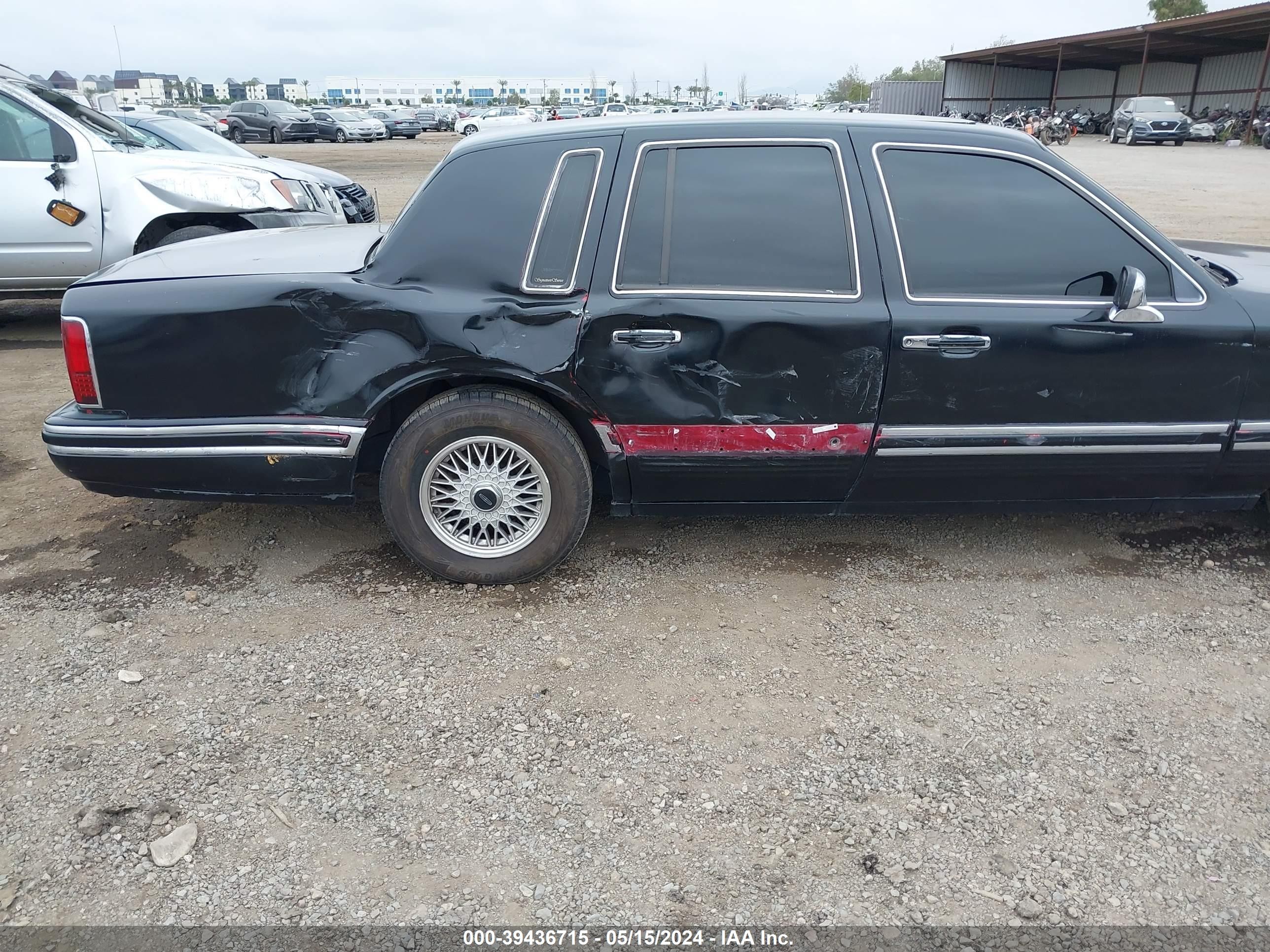 Photo 5 VIN: 1LNLM82WXRY630068 - LINCOLN TOWN CAR 