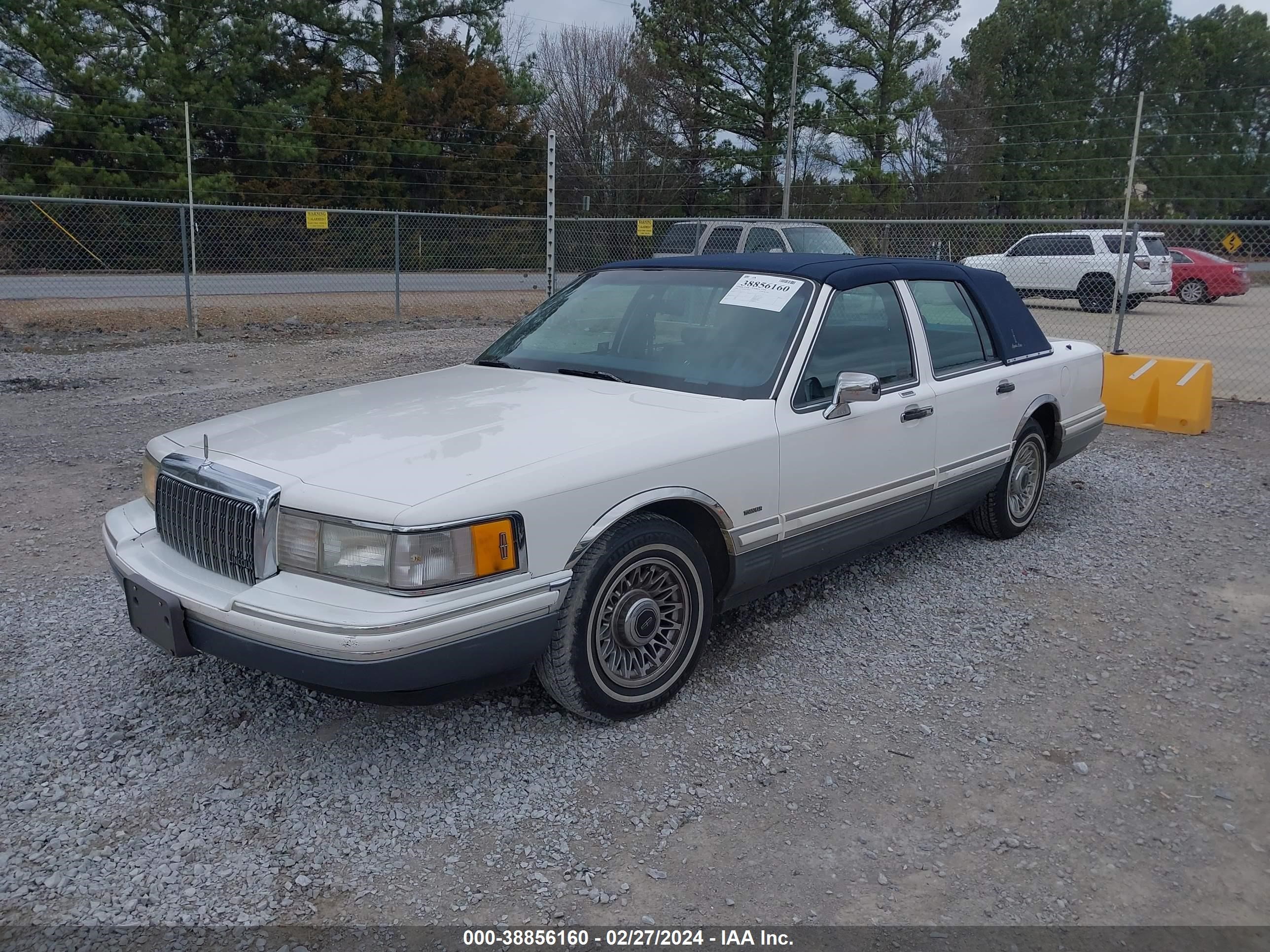 Photo 1 VIN: 1LNLM82WXRY683031 - LINCOLN TOWN CAR 