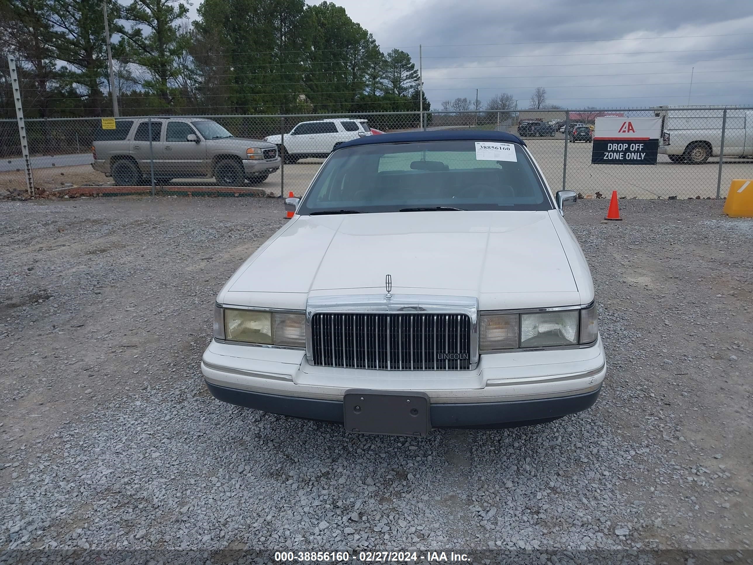 Photo 11 VIN: 1LNLM82WXRY683031 - LINCOLN TOWN CAR 