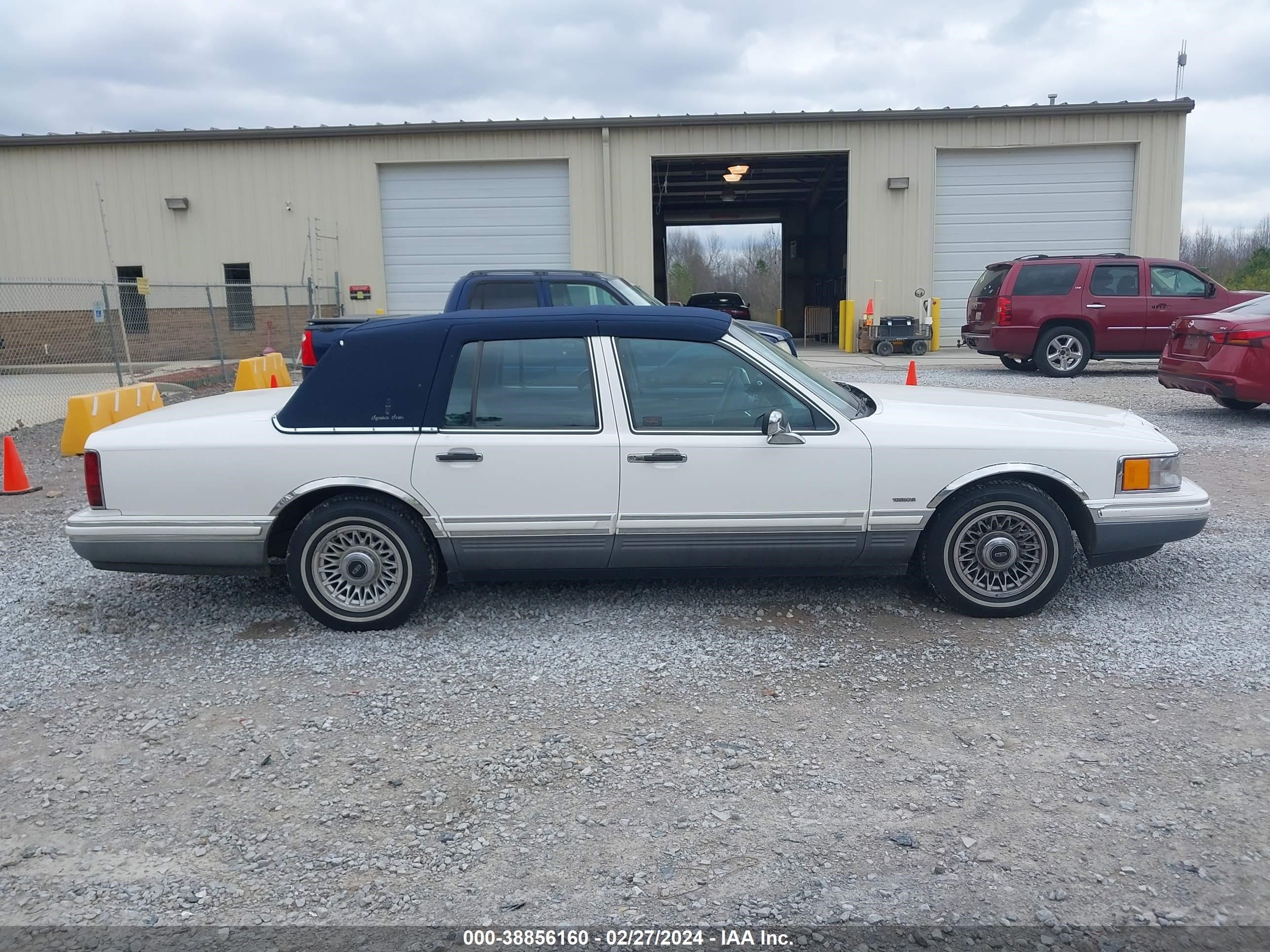 Photo 12 VIN: 1LNLM82WXRY683031 - LINCOLN TOWN CAR 