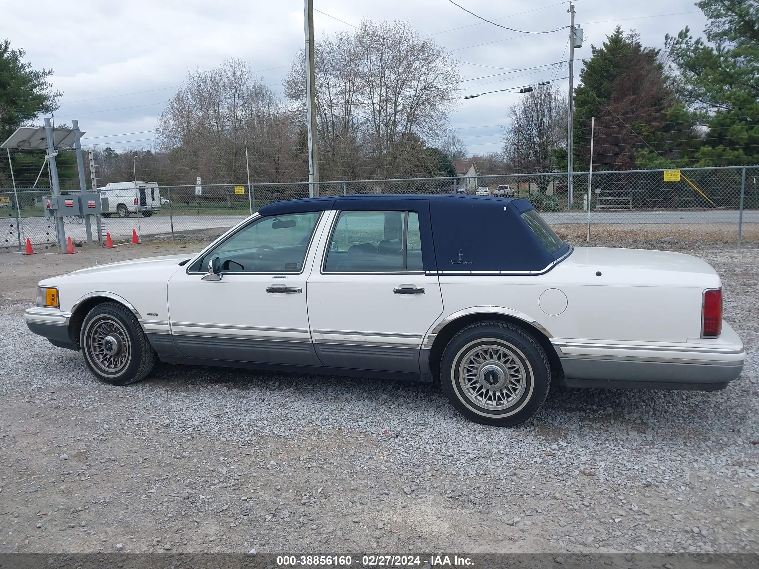 Photo 13 VIN: 1LNLM82WXRY683031 - LINCOLN TOWN CAR 