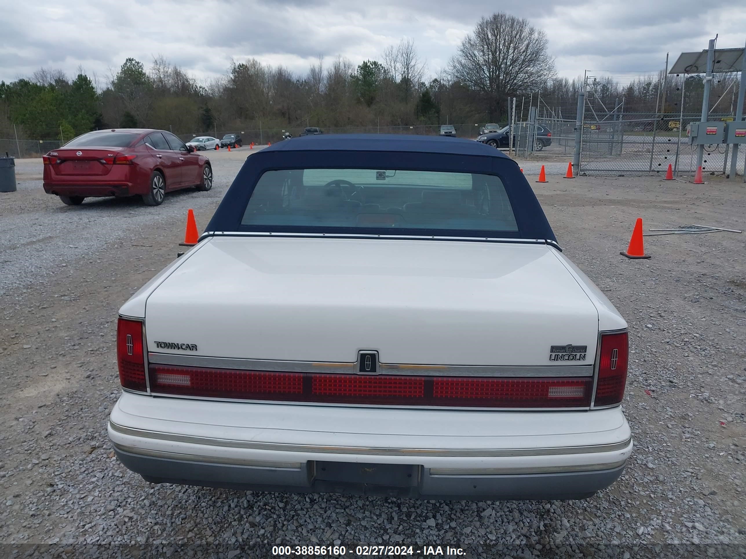 Photo 15 VIN: 1LNLM82WXRY683031 - LINCOLN TOWN CAR 