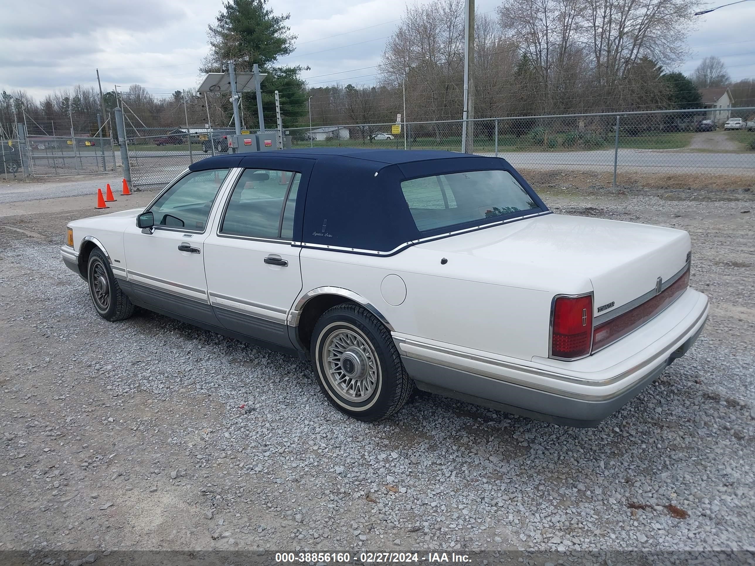 Photo 2 VIN: 1LNLM82WXRY683031 - LINCOLN TOWN CAR 