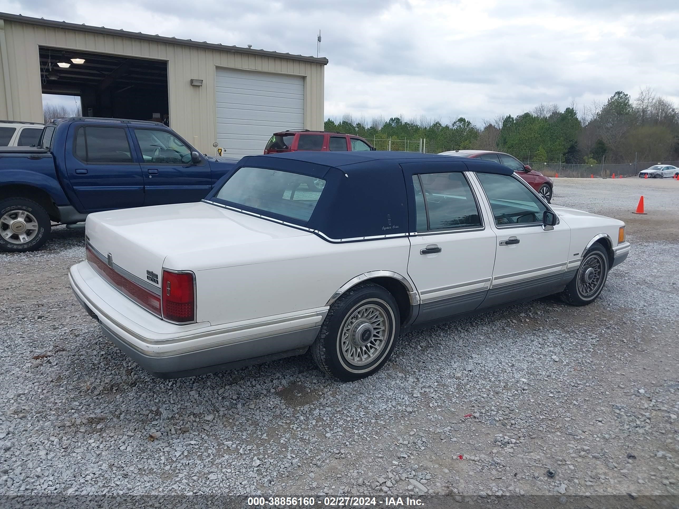 Photo 3 VIN: 1LNLM82WXRY683031 - LINCOLN TOWN CAR 