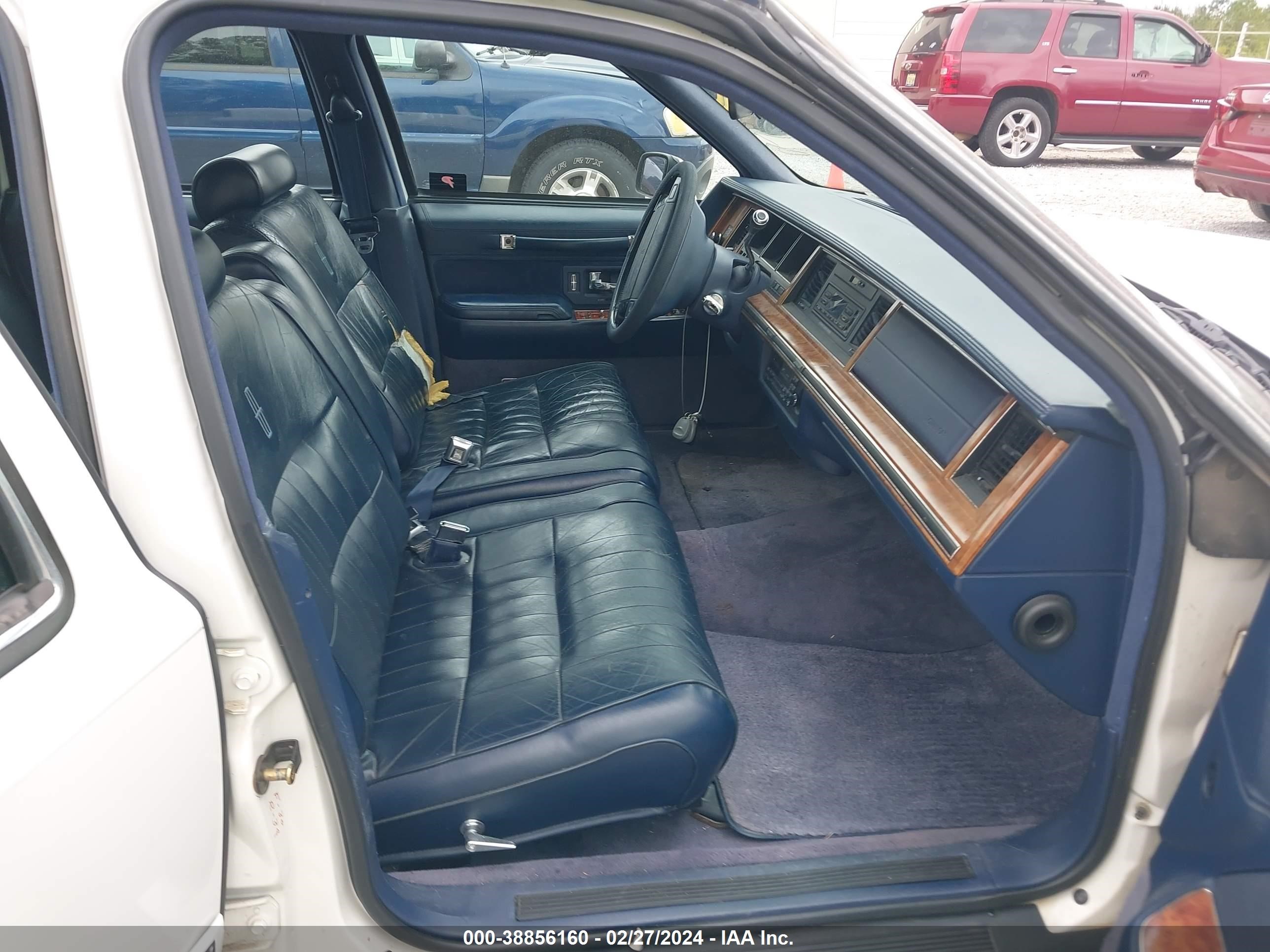 Photo 4 VIN: 1LNLM82WXRY683031 - LINCOLN TOWN CAR 