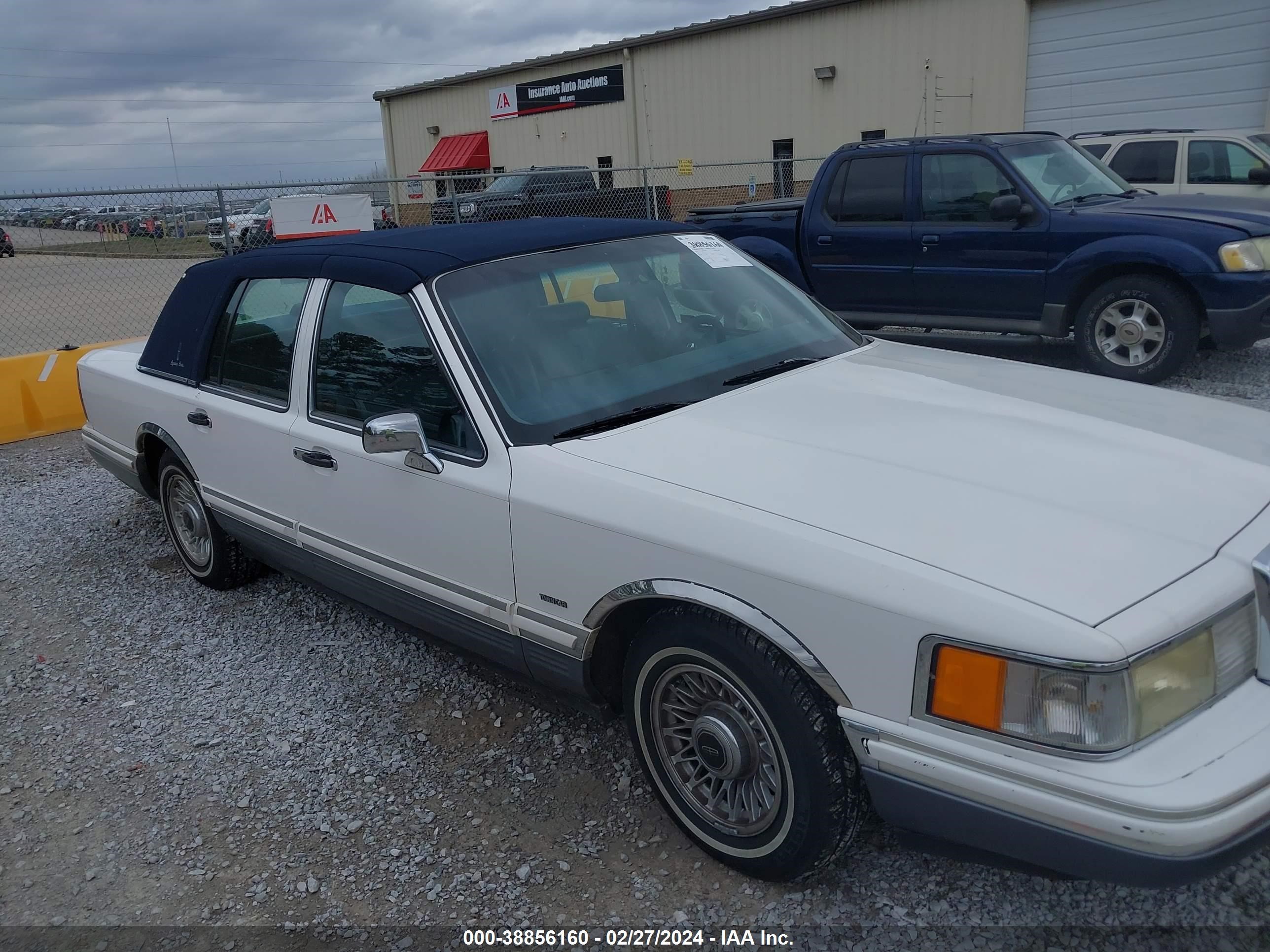 Photo 5 VIN: 1LNLM82WXRY683031 - LINCOLN TOWN CAR 