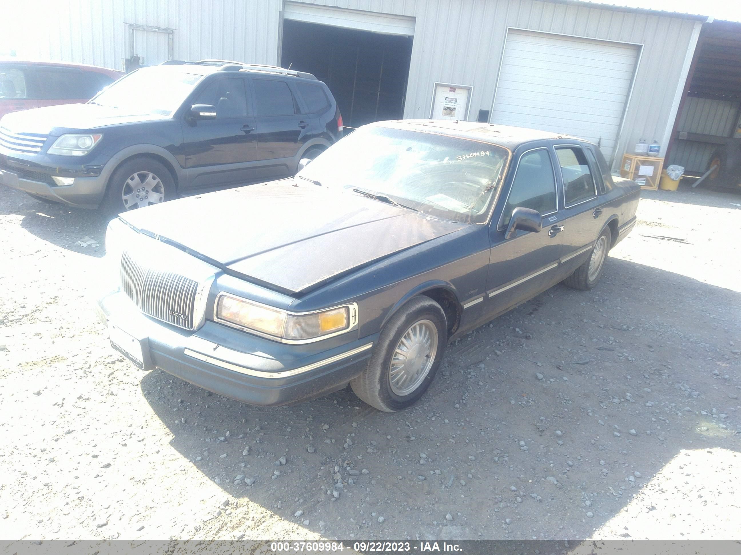 Photo 1 VIN: 1LNLM82WXTY625475 - LINCOLN TOWN CAR 